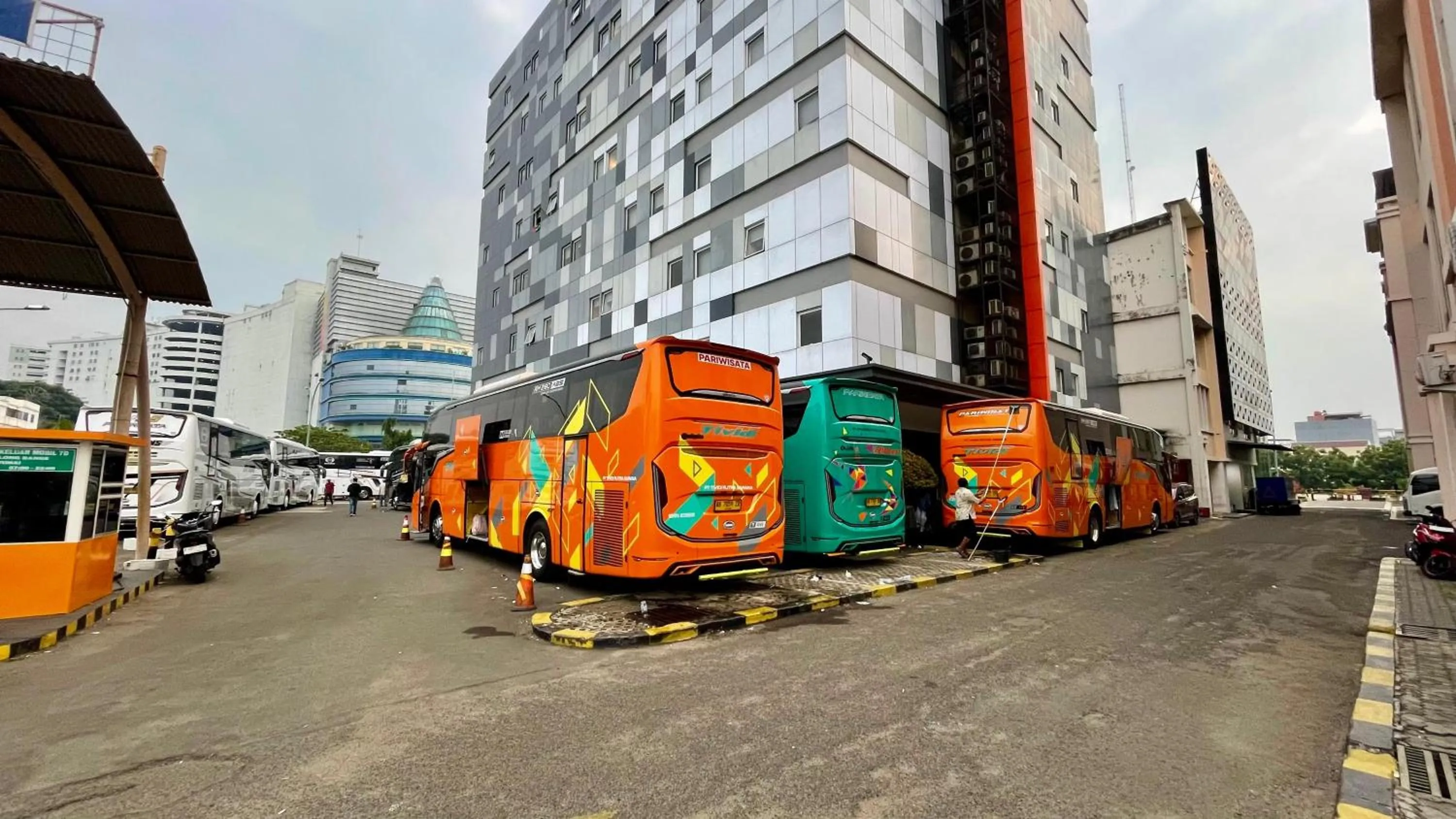 Parking in HORU HOTEL MANGGA DUA SQUARE