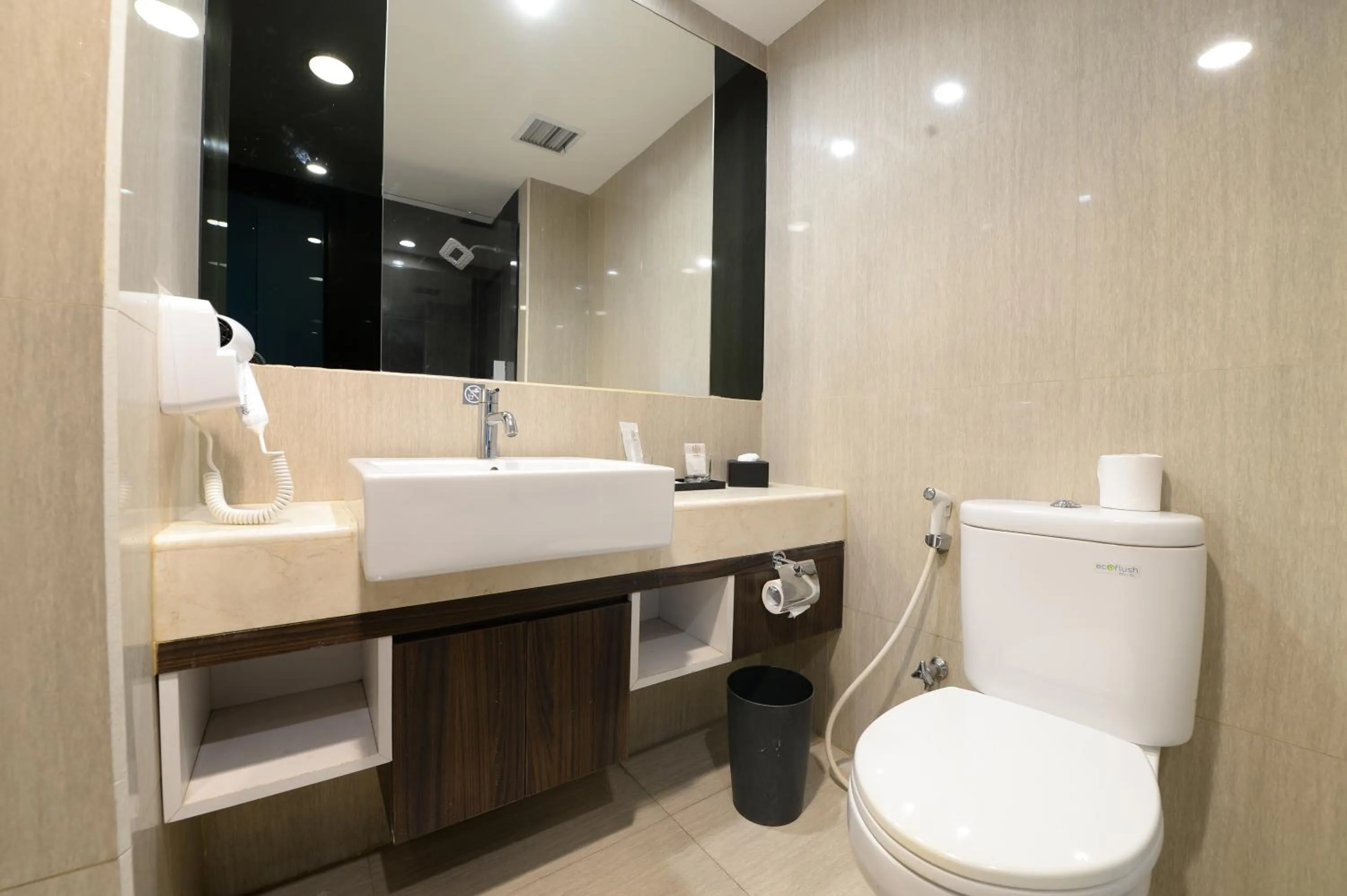 Bathroom in HORU HOTEL MANGGA DUA SQUARE