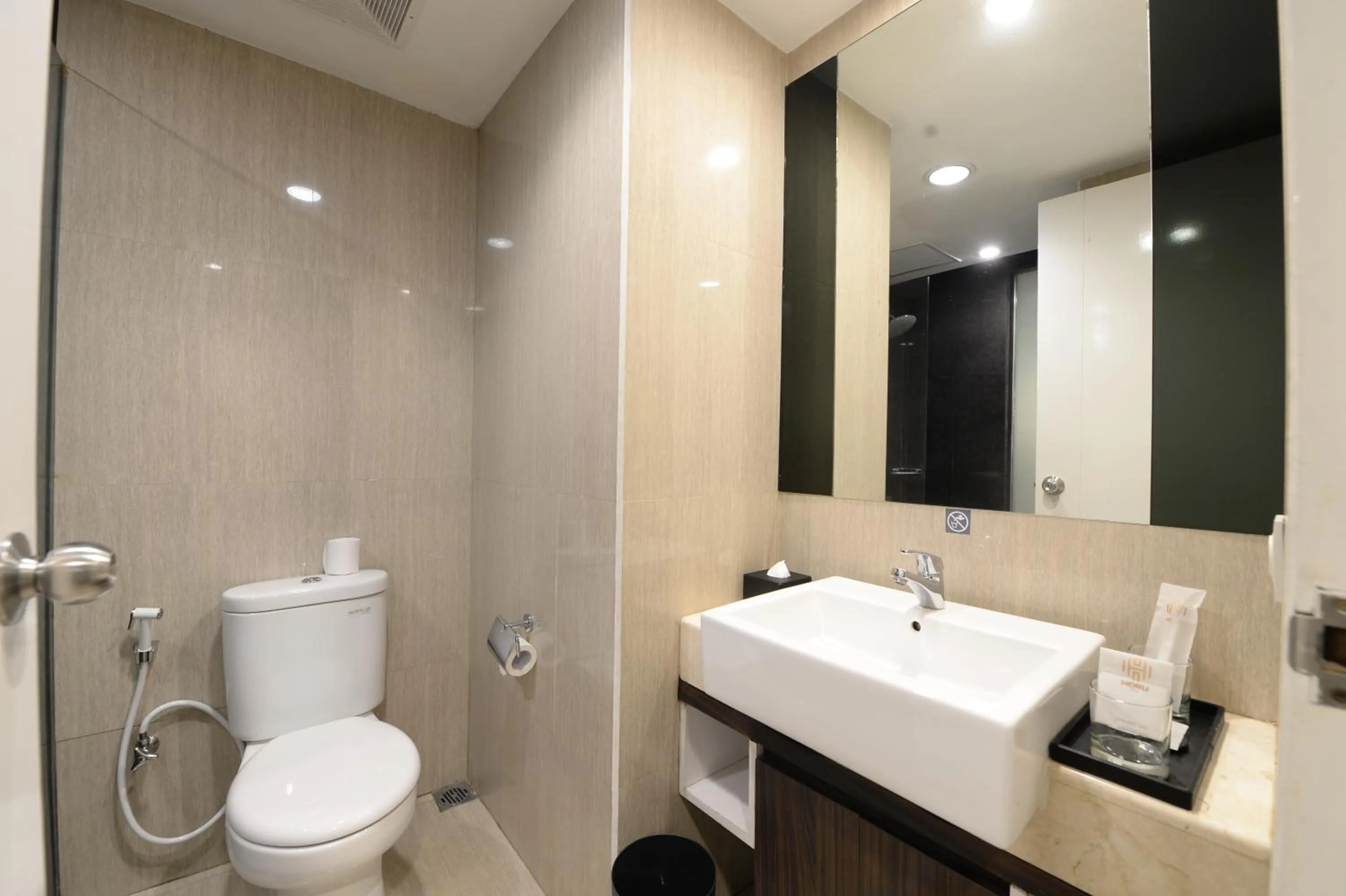 Bathroom in HORU HOTEL MANGGA DUA SQUARE