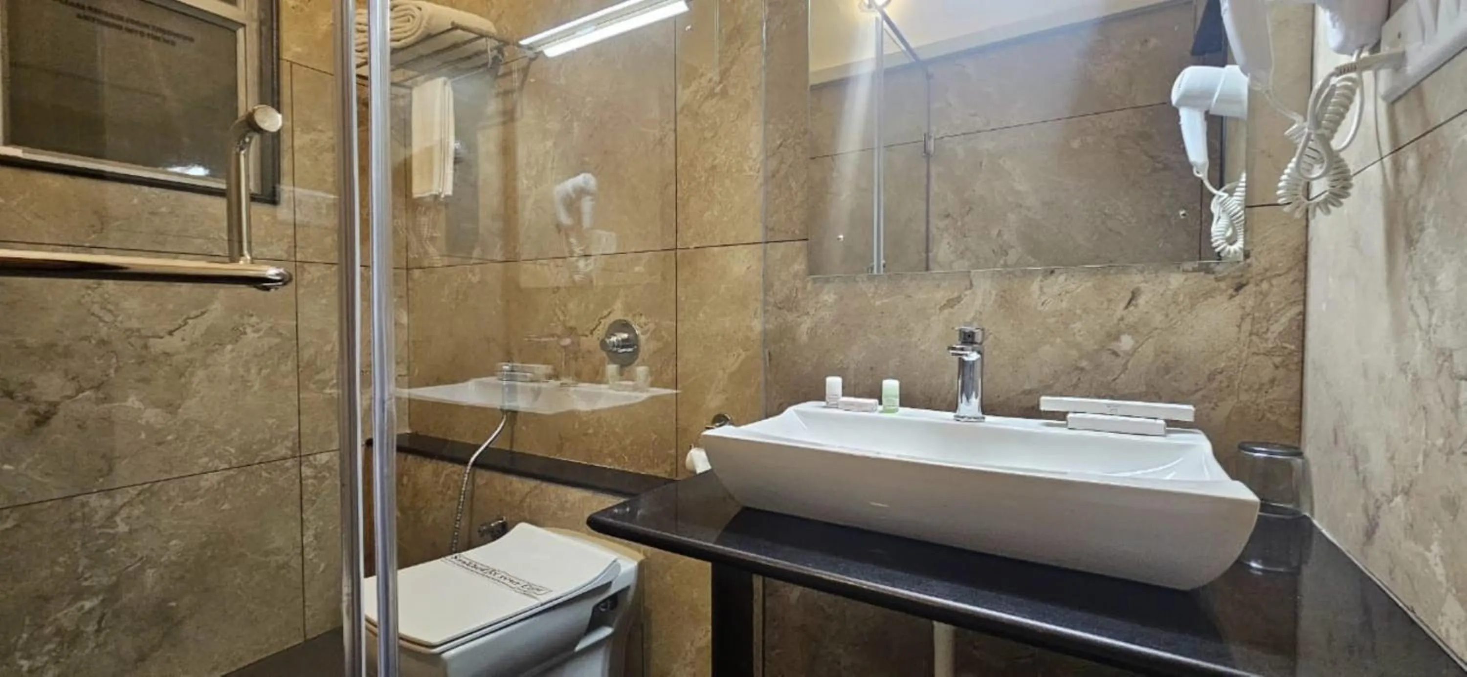 Shower in Cross Roads Inn