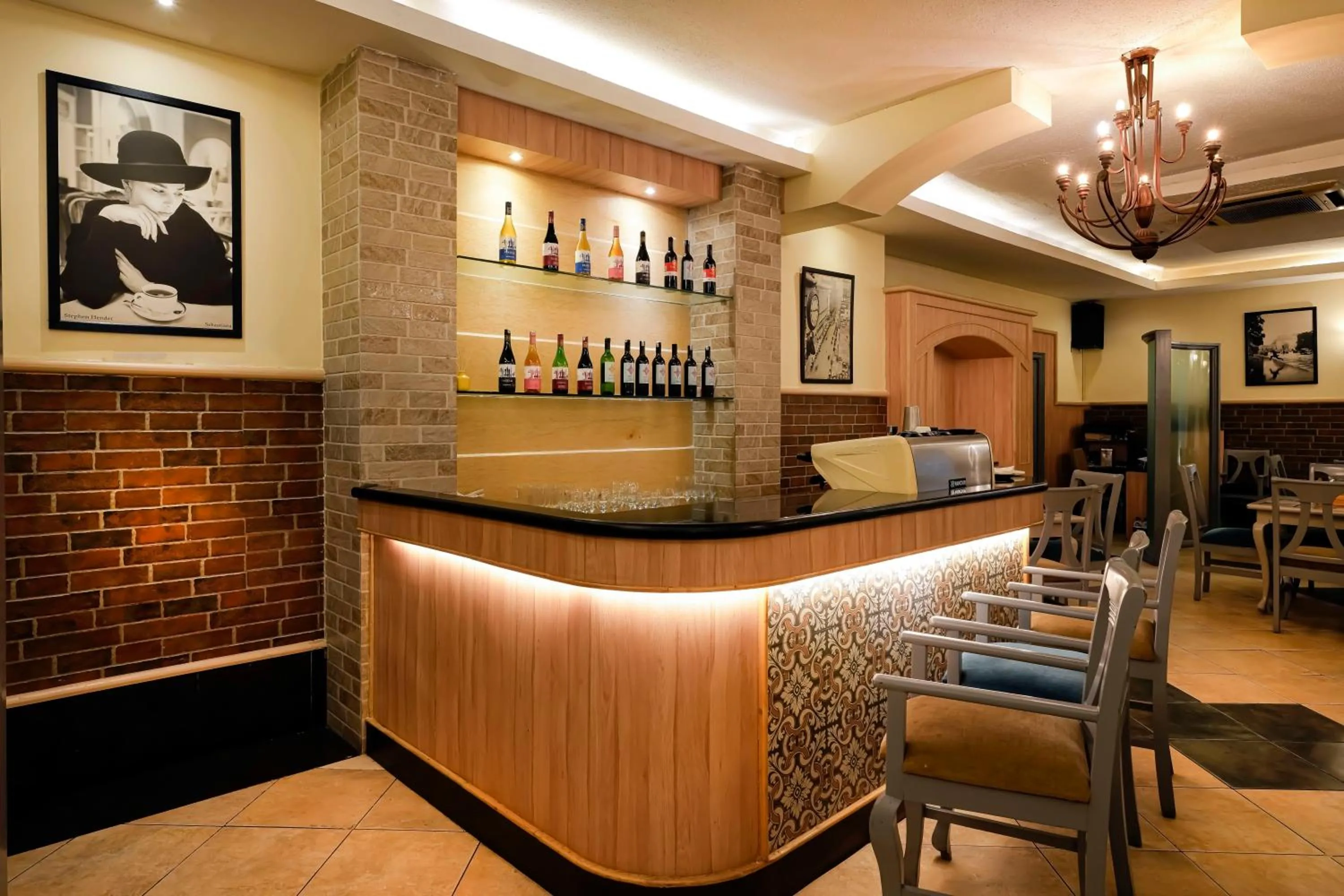 Restaurant/places to eat in Cross Roads Inn