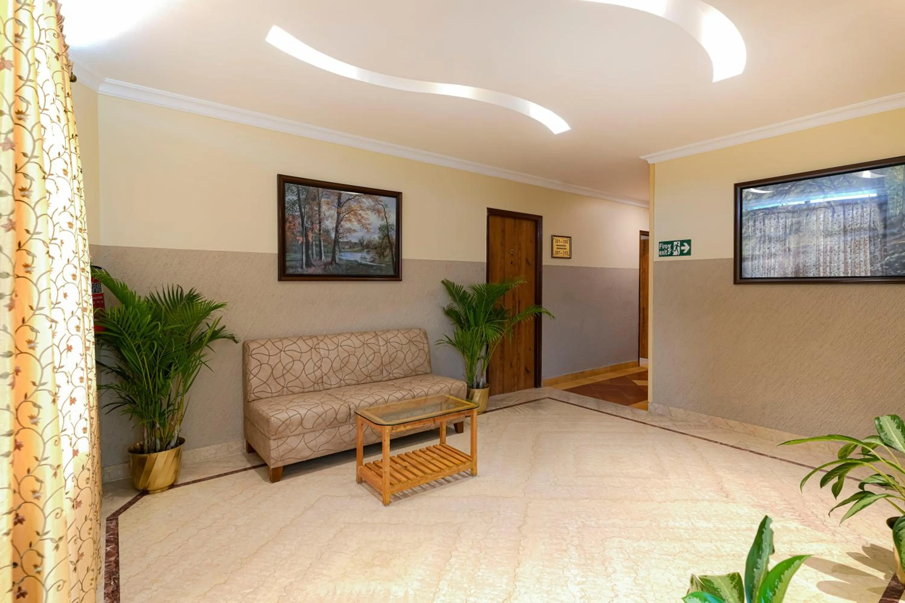 Lobby or reception in Cross Roads Inn