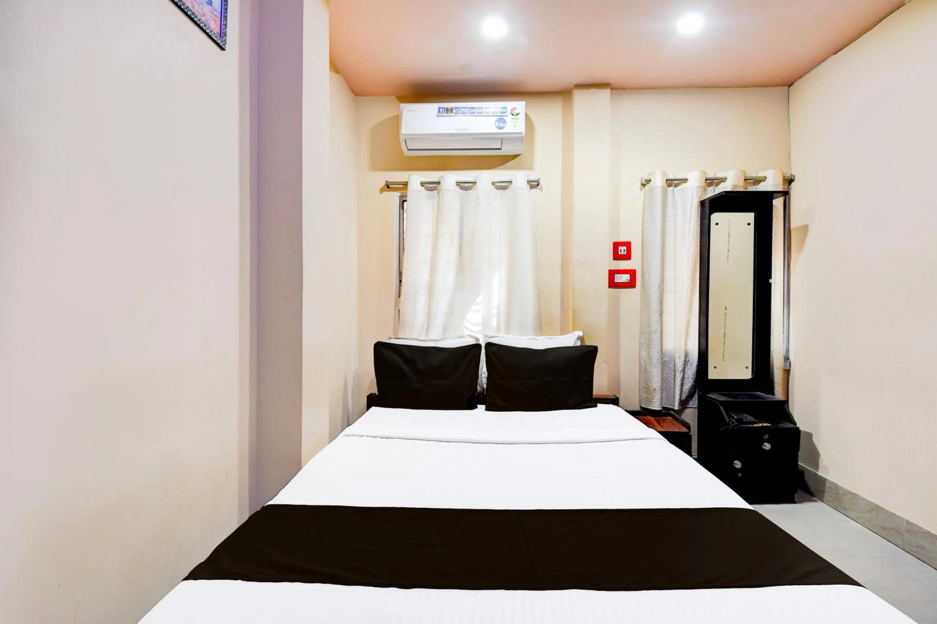 Facade/entrance, Bed in Hotel O by OYO Elixir