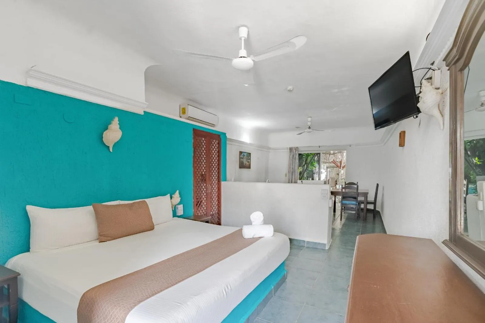 Communal lounge/ TV room, Bed in Mayan Art Hotel 10 avenue