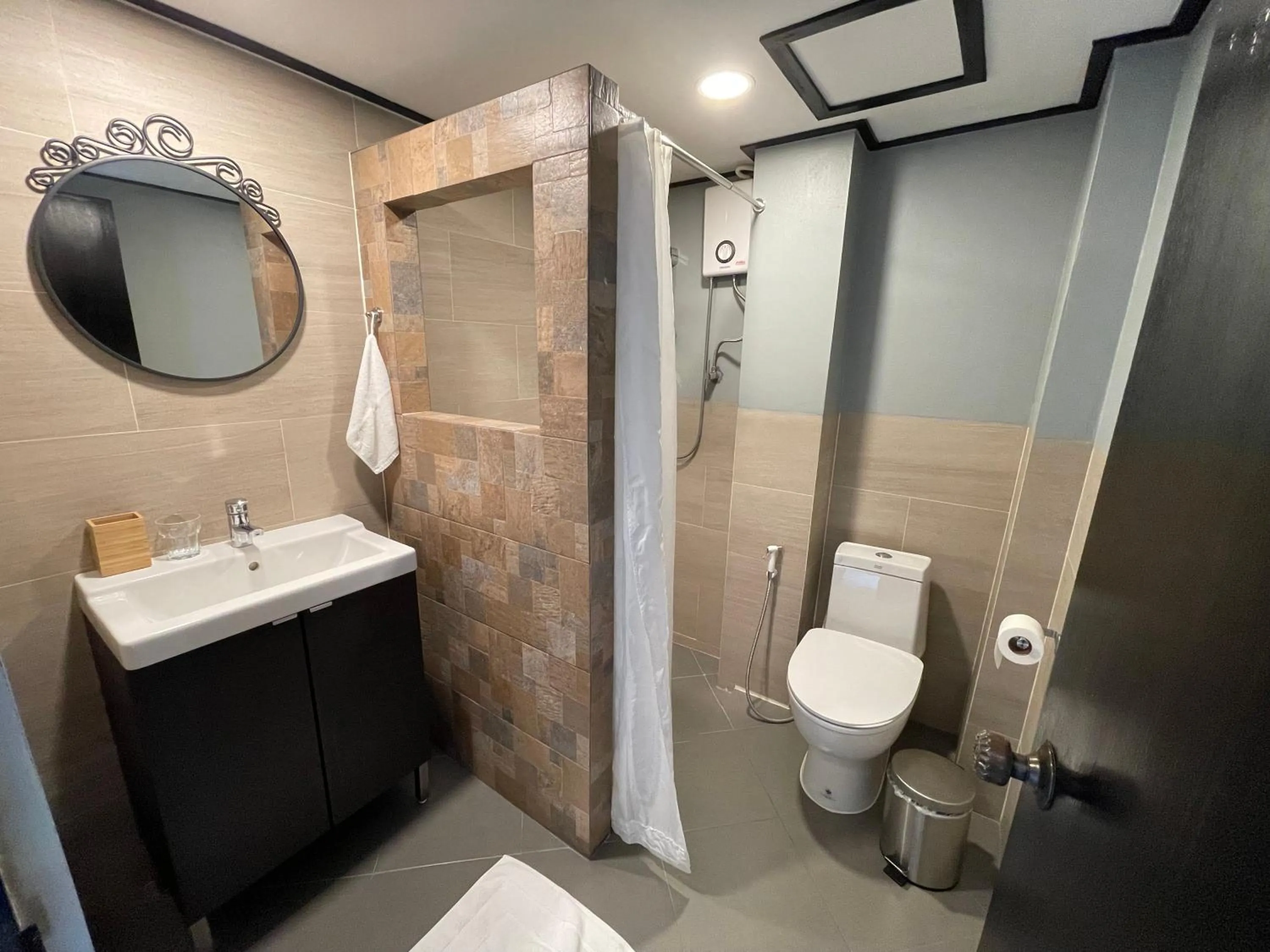 Toilet in Borarn House