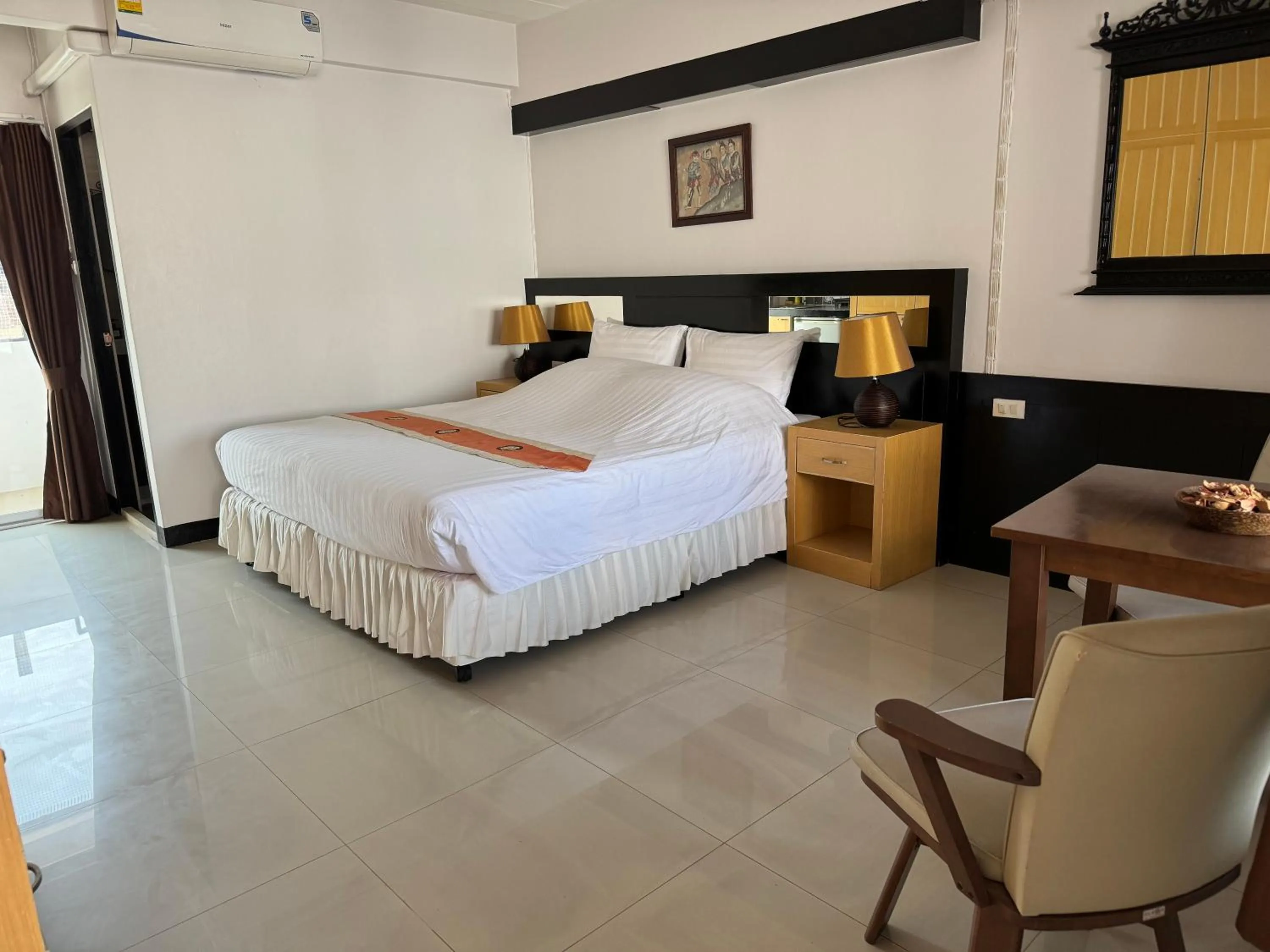 Photo of the whole room in Borarn House