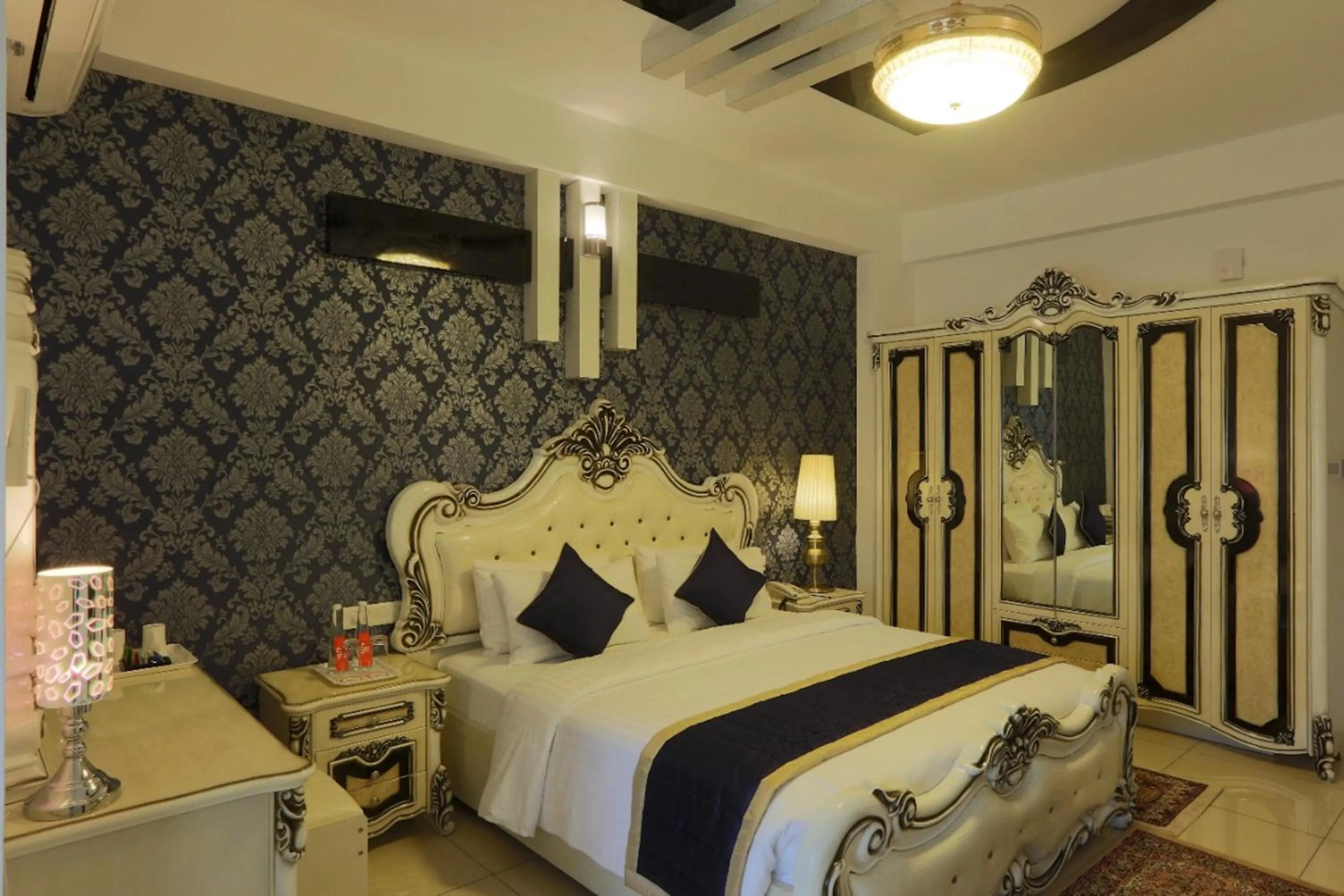 Bedroom, Bed in Premier Suites Business Hotel