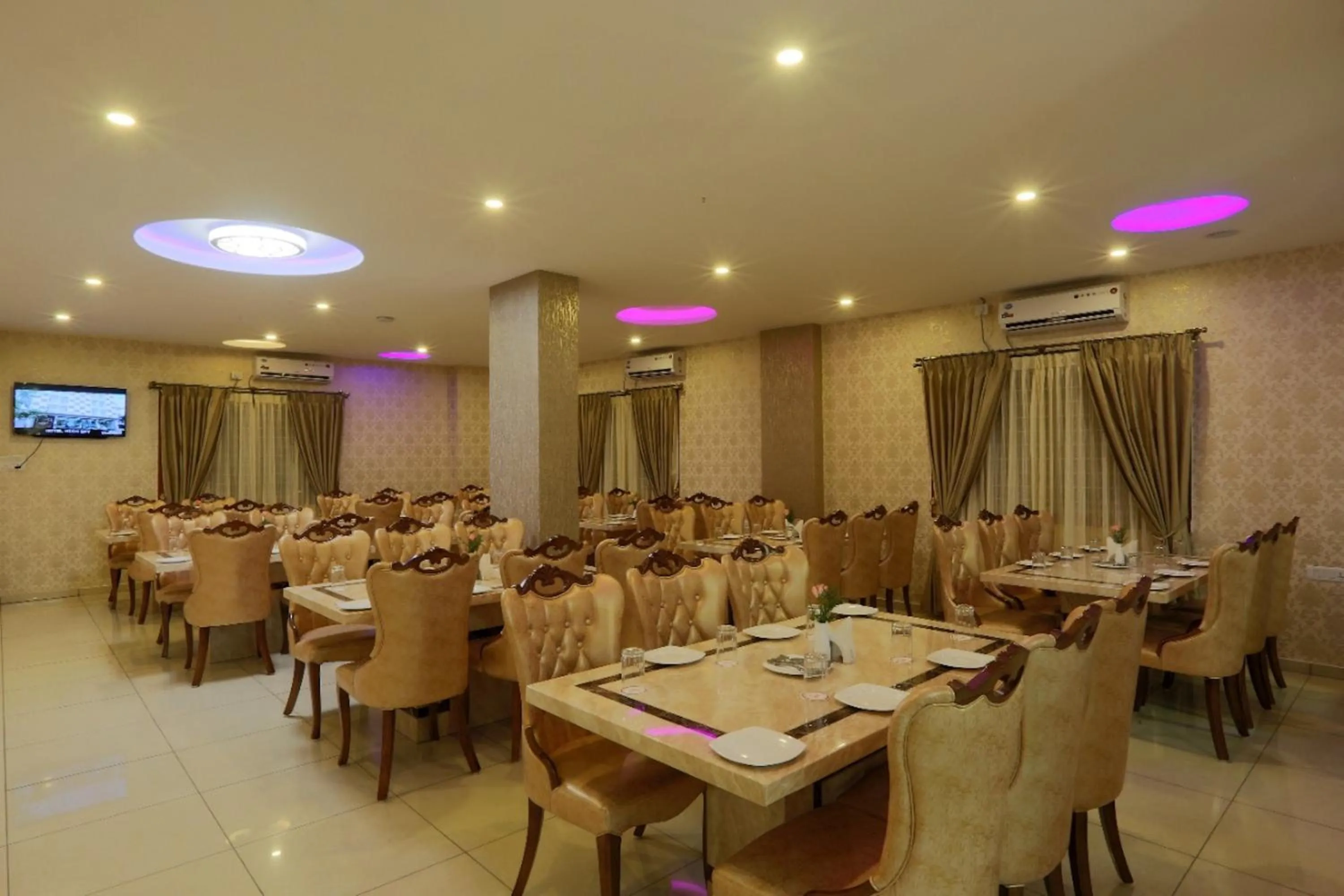 Restaurant/places to eat in Premier Suites Business Hotel