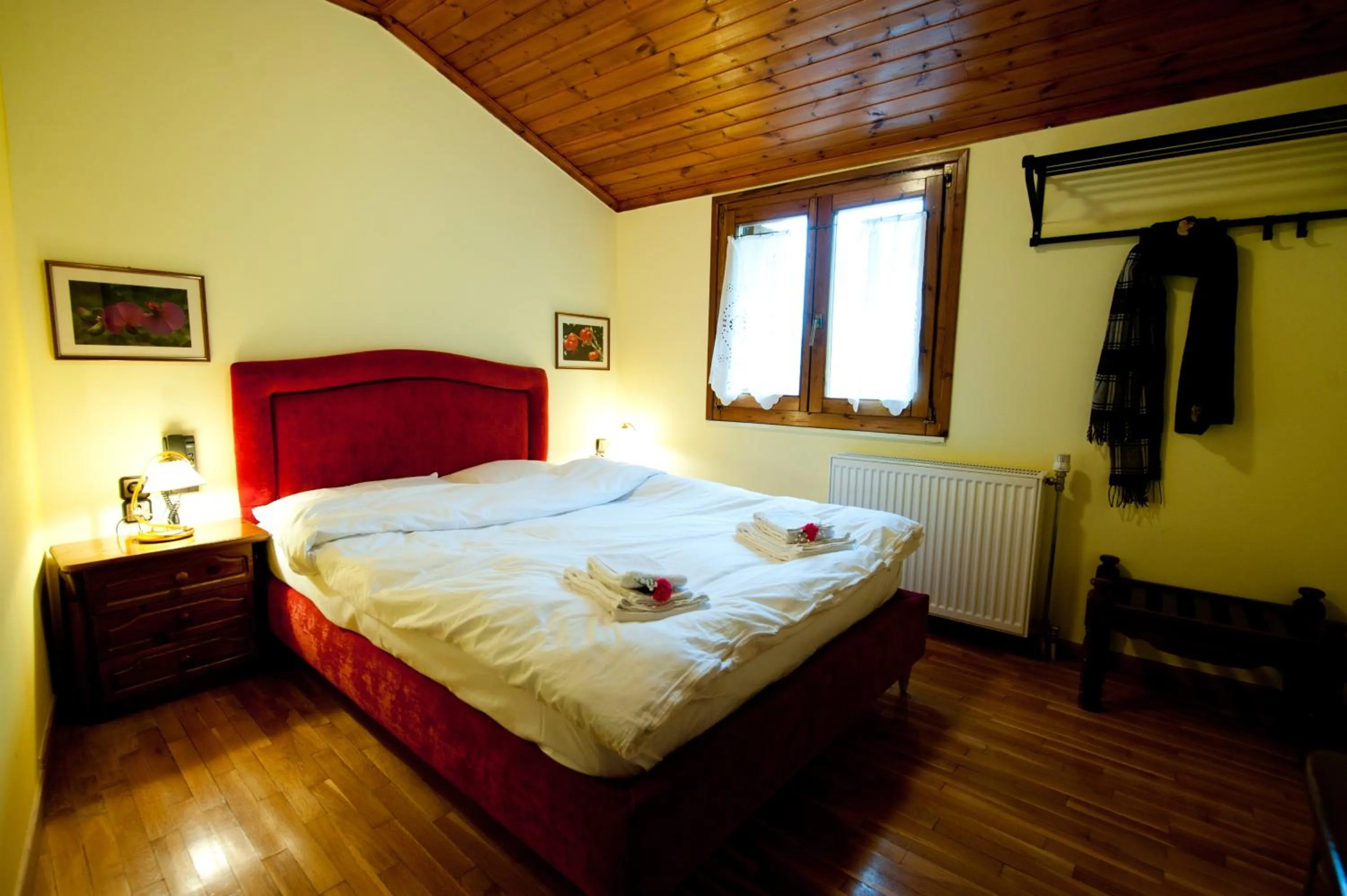 Photo of the whole room, Bed in To Balkoni tis Agorianis