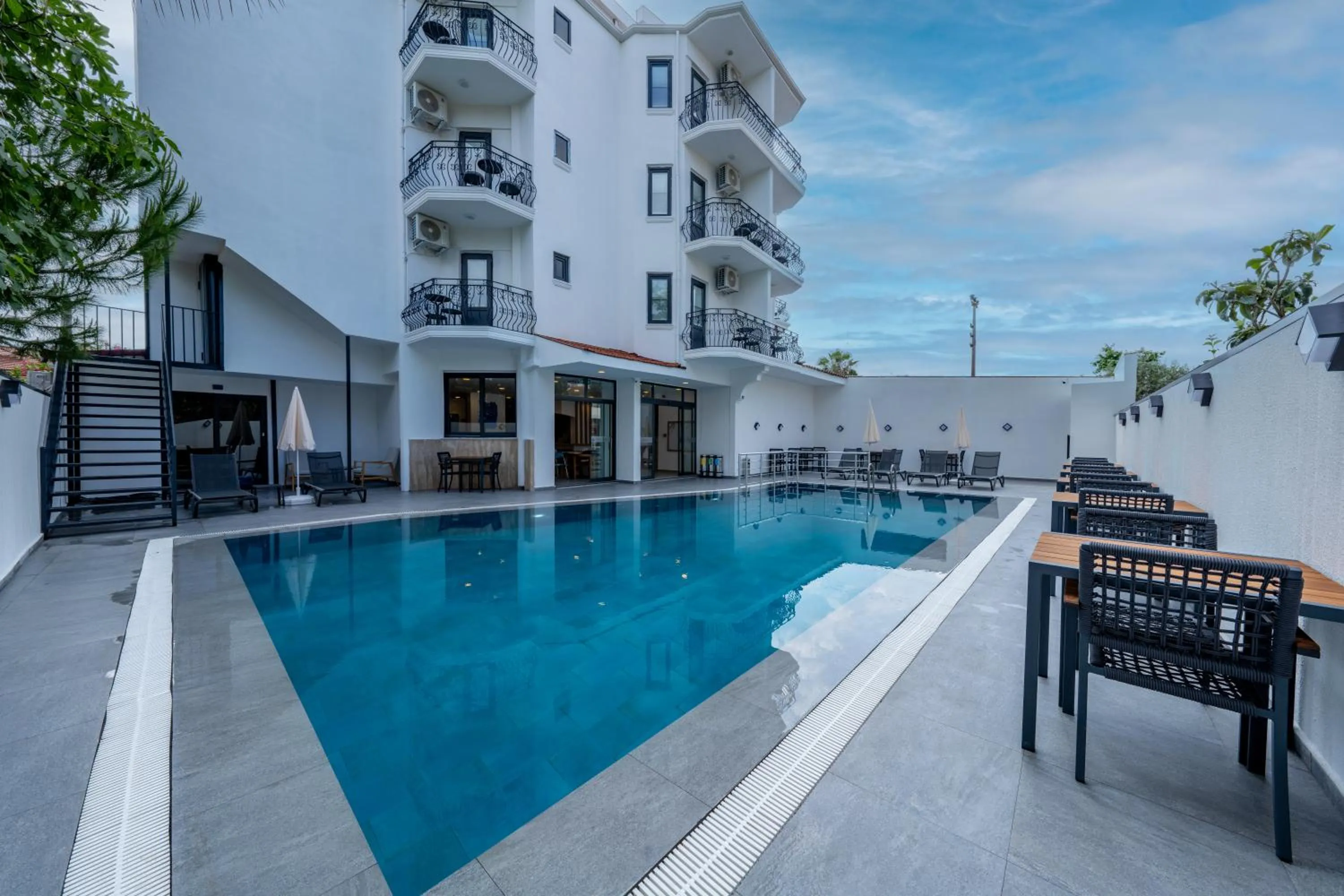 Swimming pool in Skykhan Otel