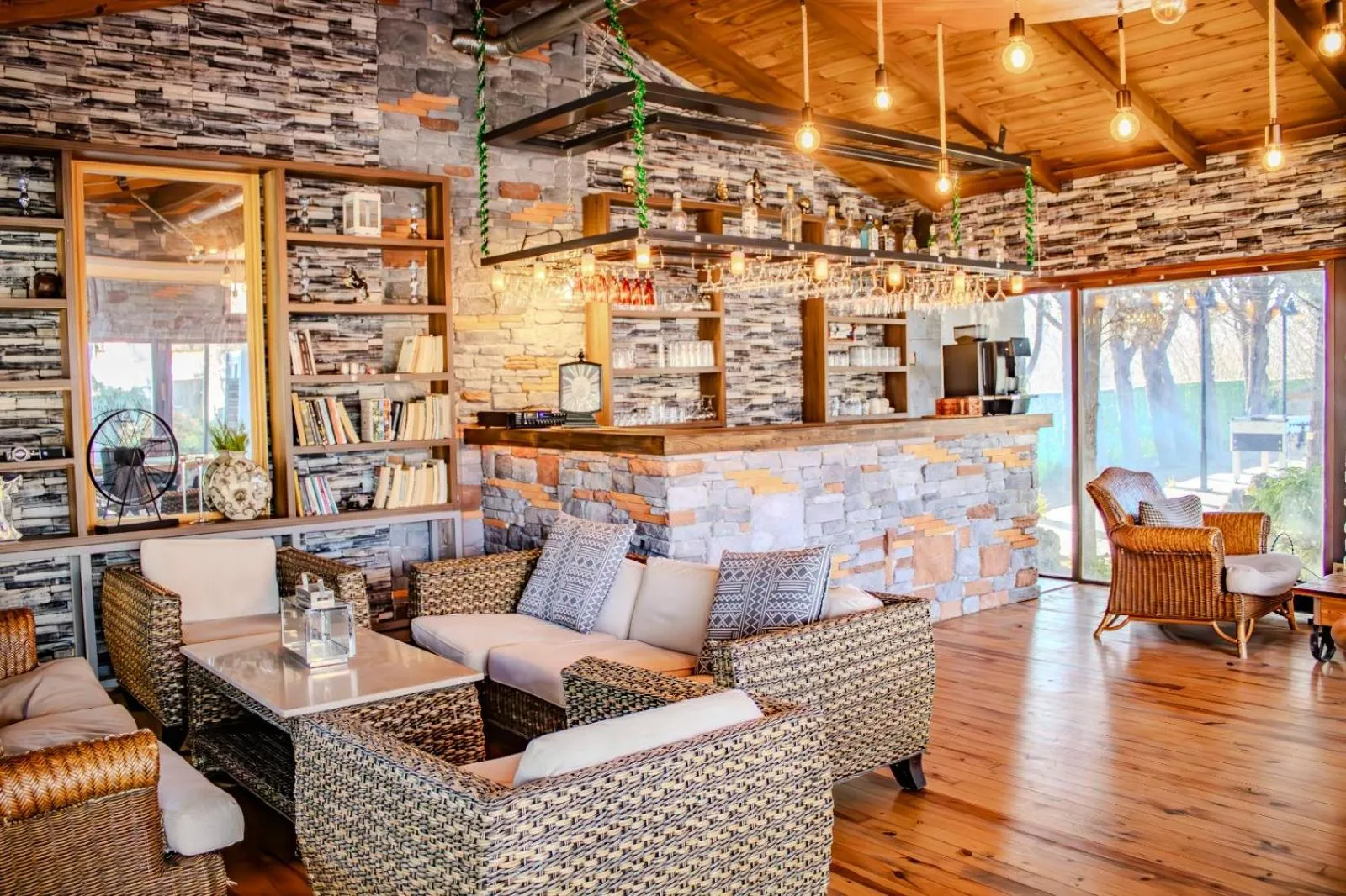 Restaurant/places to eat in 216 North Hotel