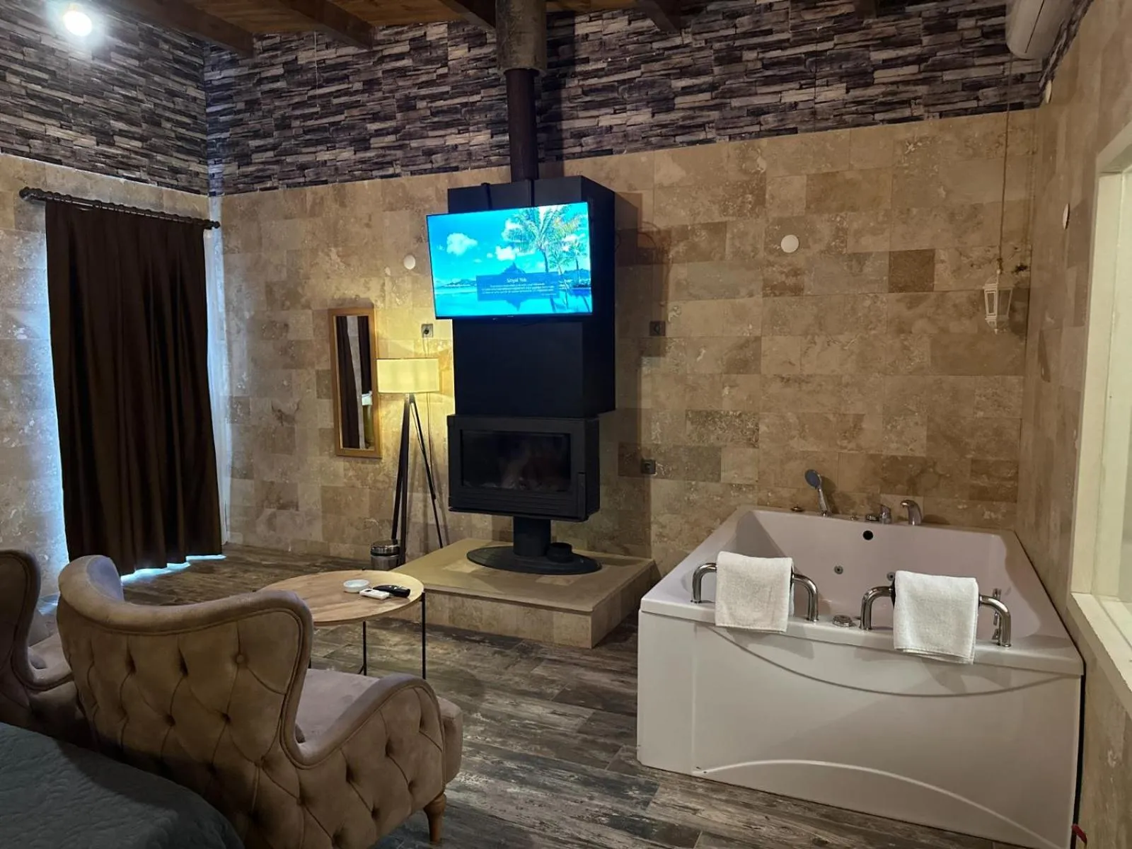 Hot Tub in 216 North Hotel