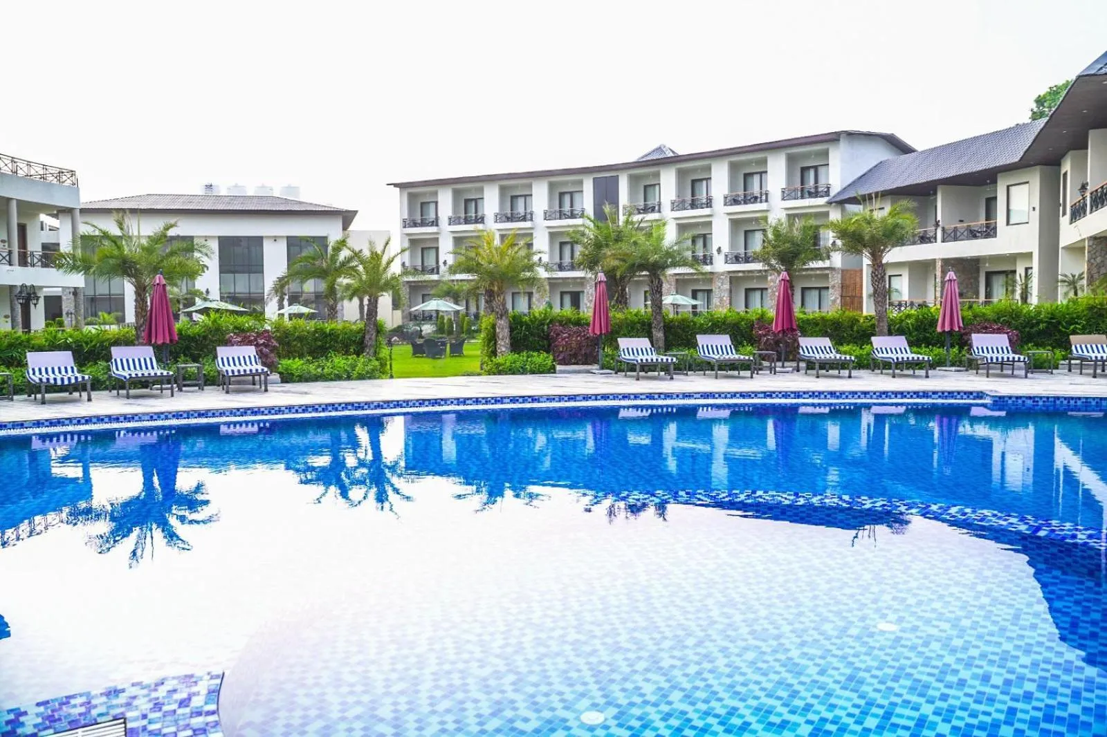 Swimming pool in Shervani Pebbles & Pines Resort & Spa, Corbett