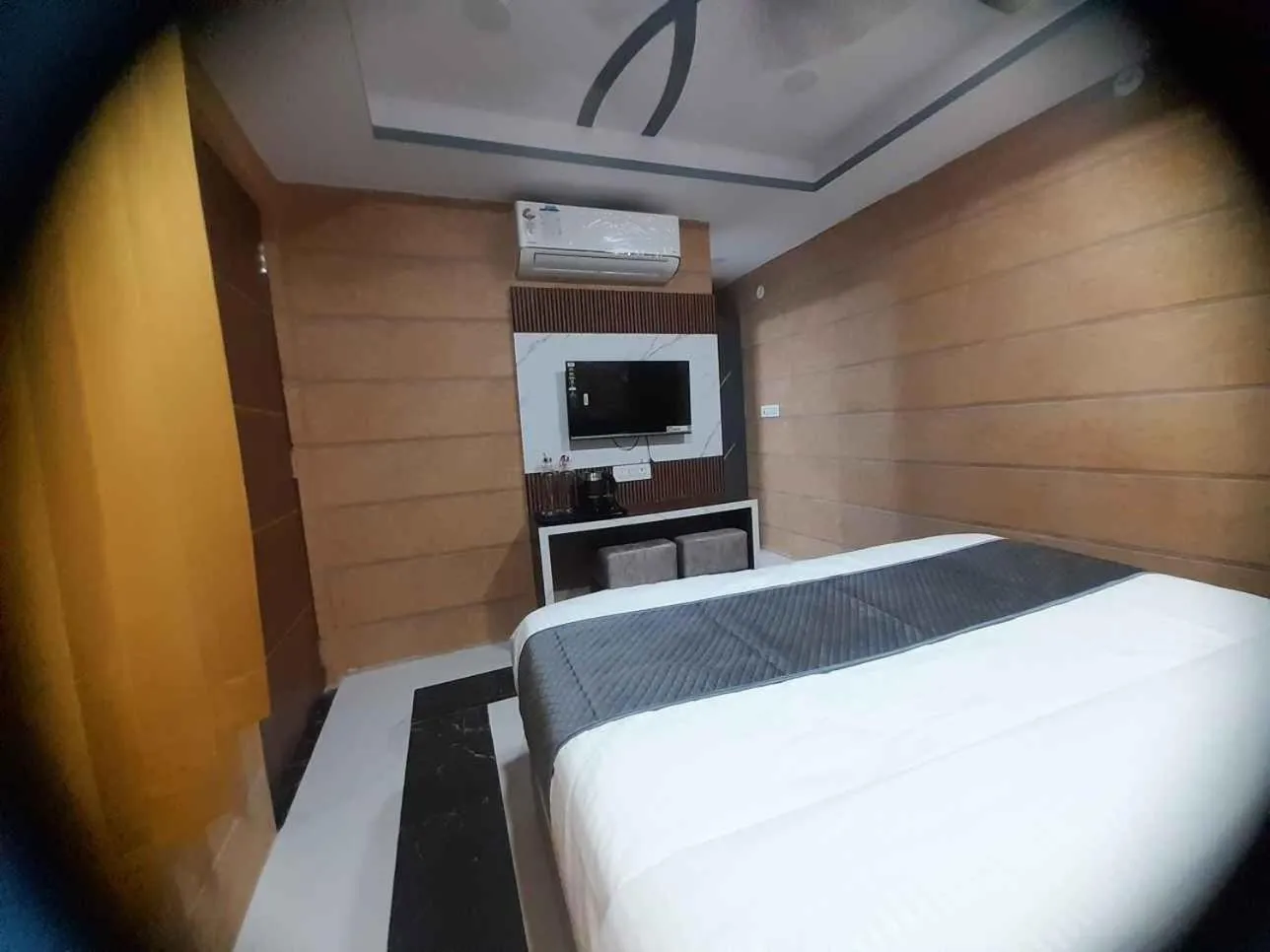 TV and multimedia, Bed in Hotel Asha Delight