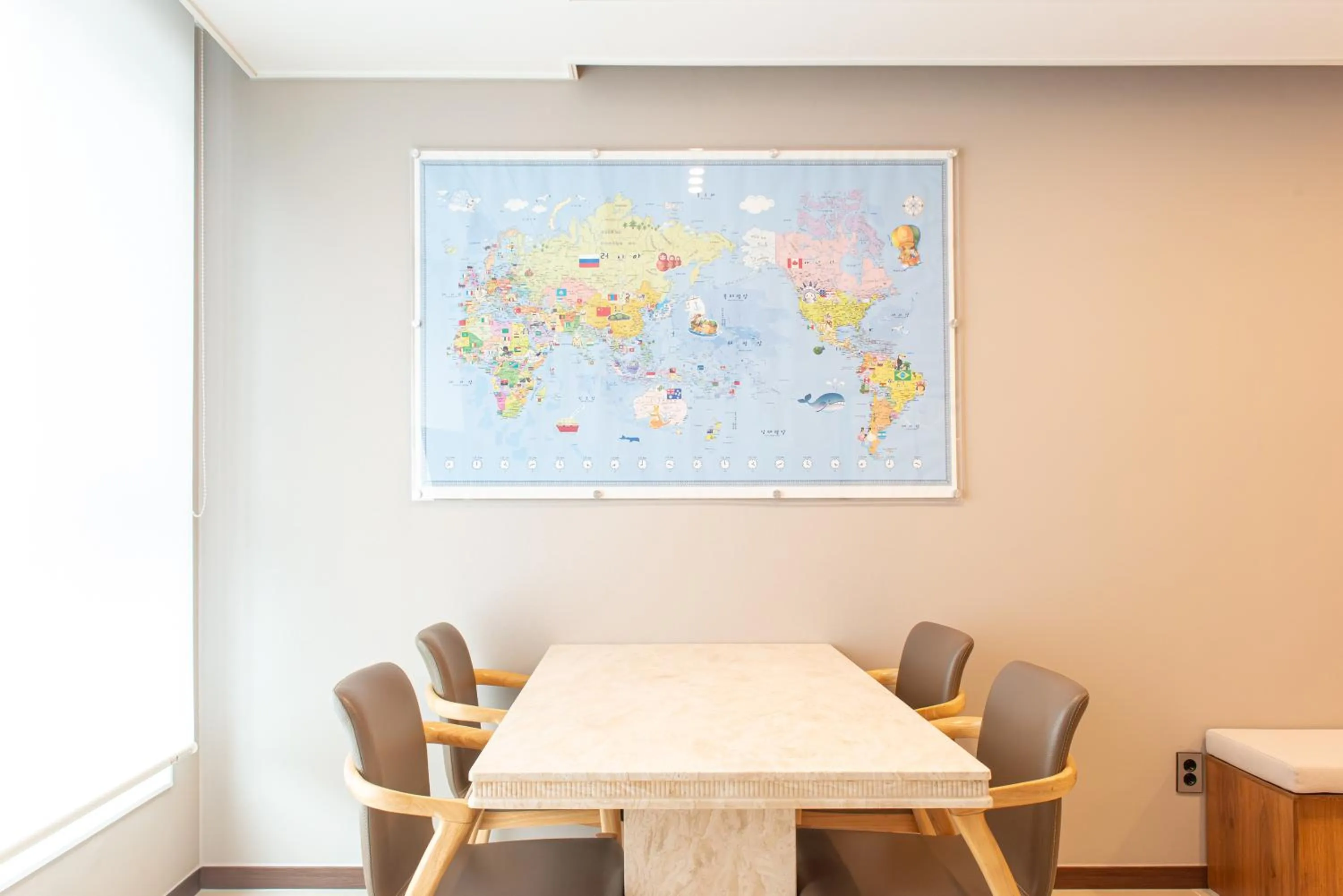 Communal lounge/ TV room in Incheon Airport Guest House King