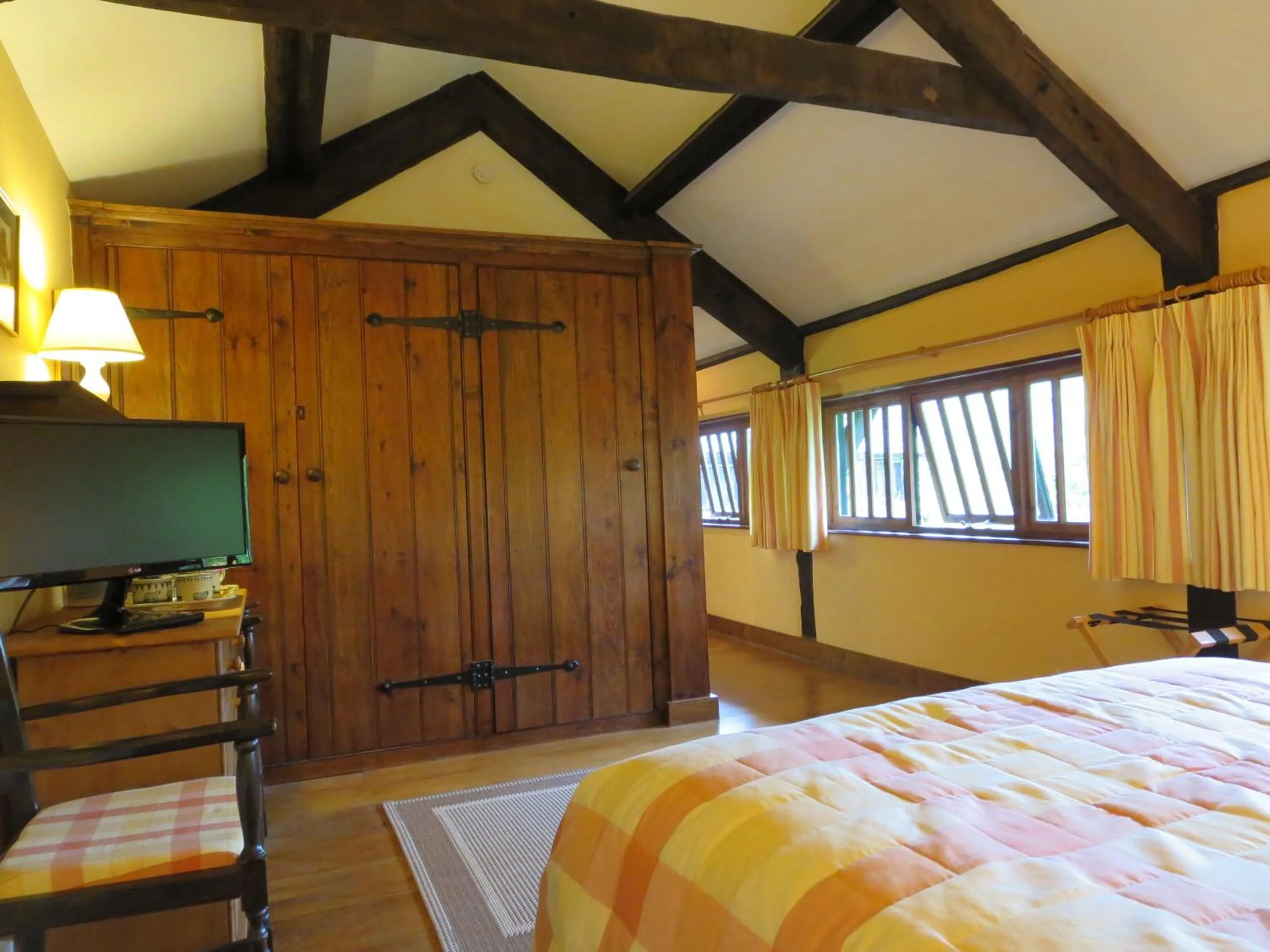 Bedroom, Bed in Combe Lancey Farmhouse B&B