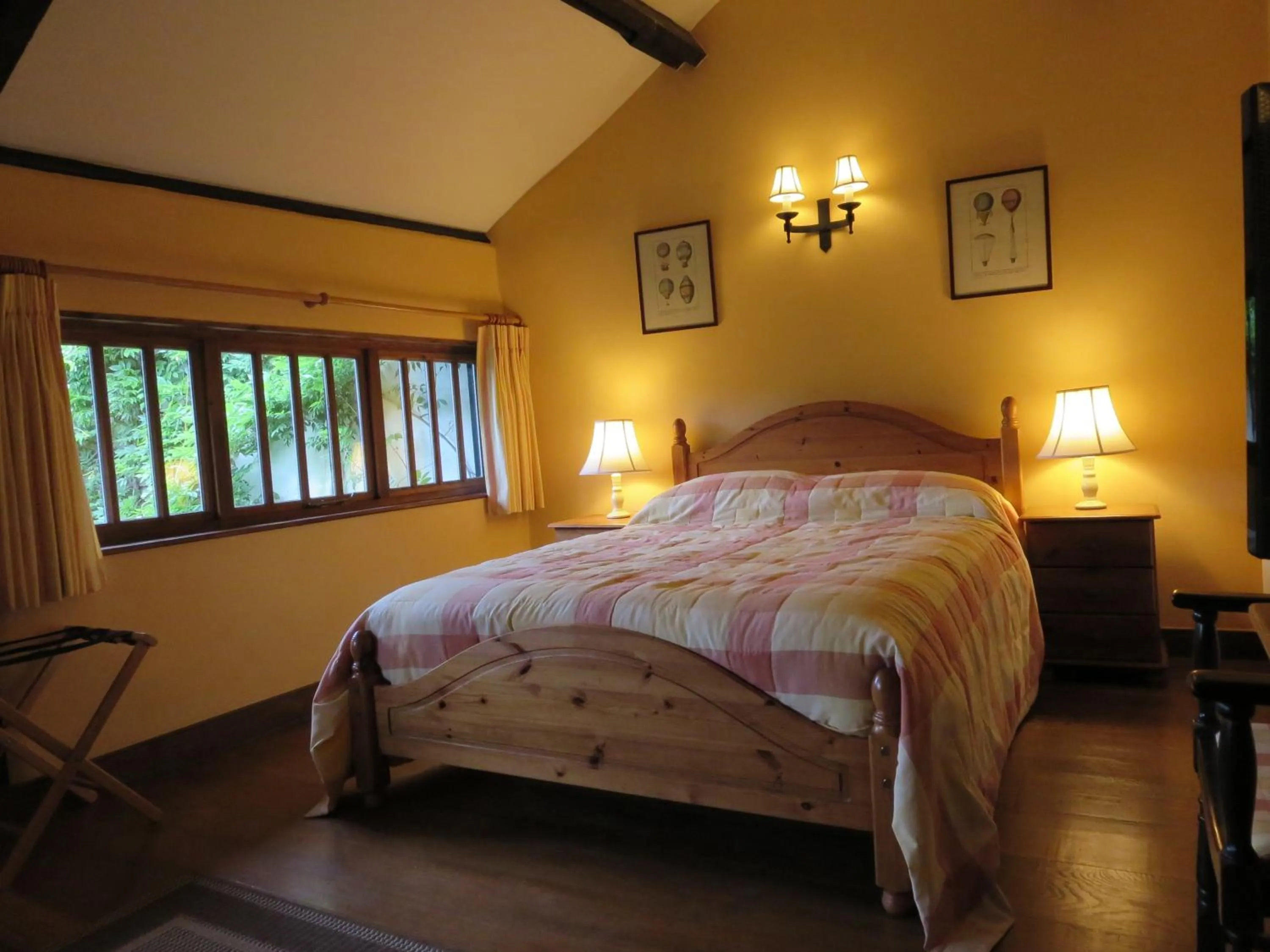 Photo of the whole room, Bed in Combe Lancey Farmhouse B&B