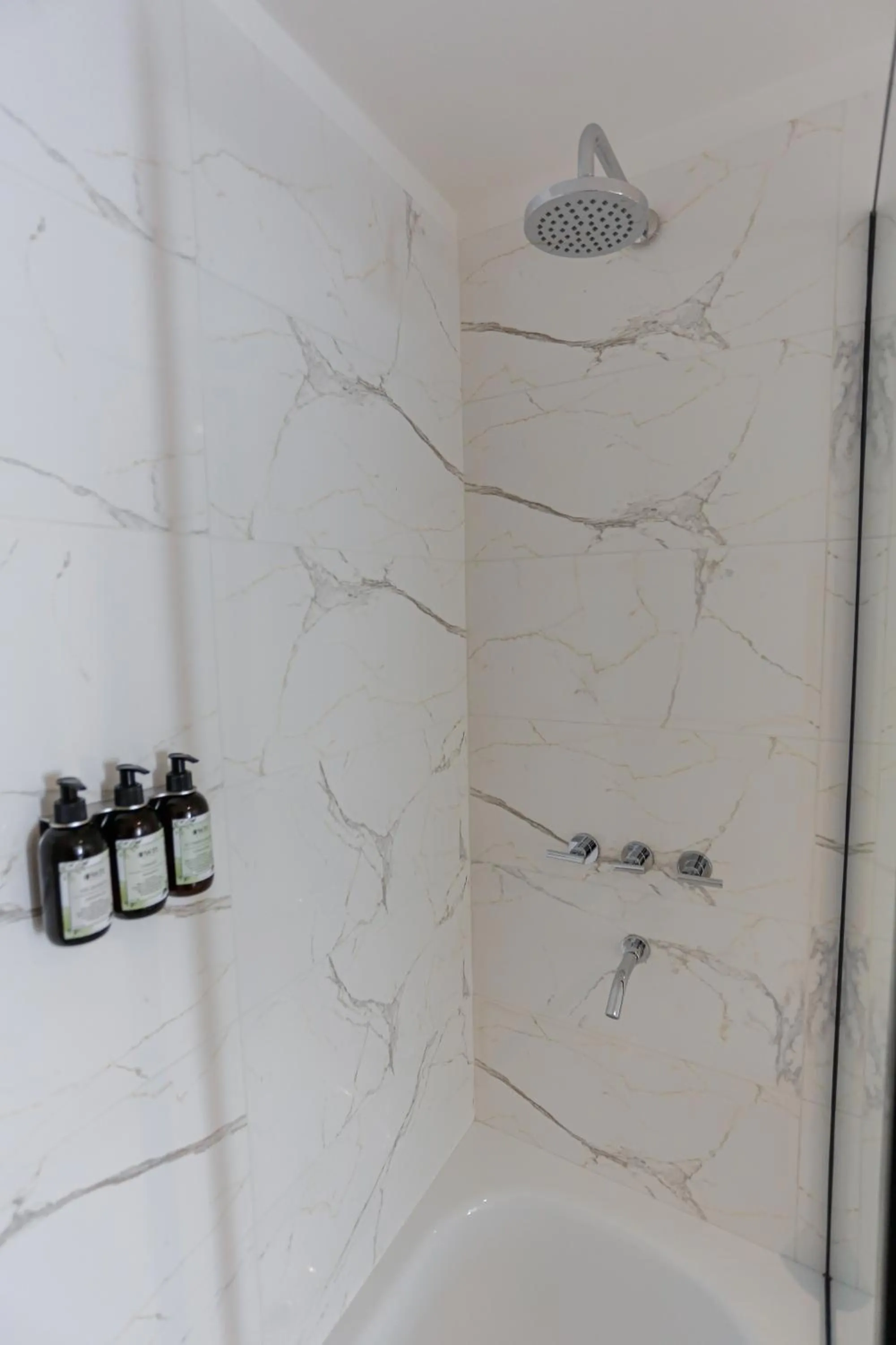 Shower in Howard Johnson Undici Republica de La Boca