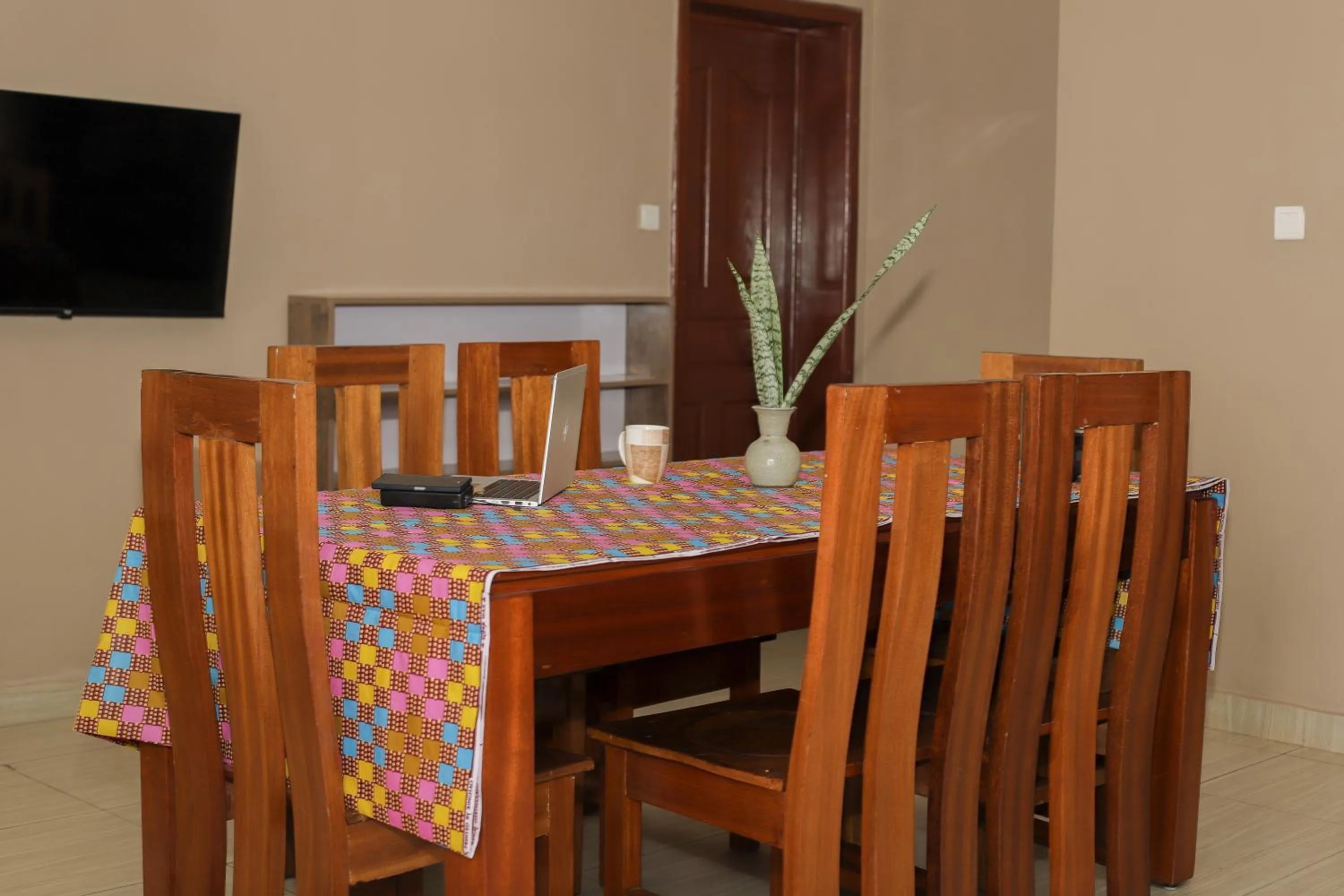 Restaurant/places to eat in OMX Hotel Remera