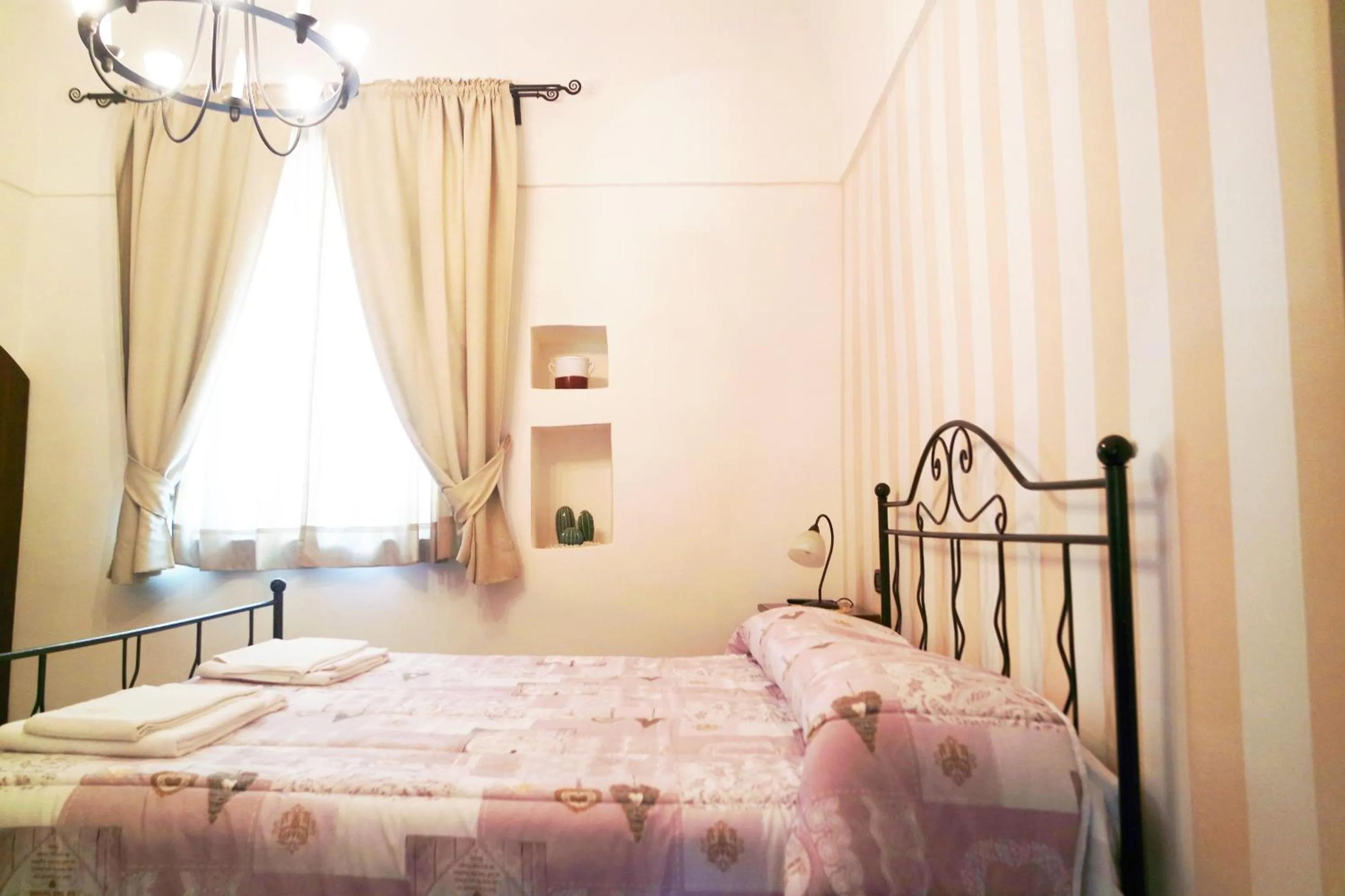 Bed in Al Vecchio Cellaio Historical Guest House