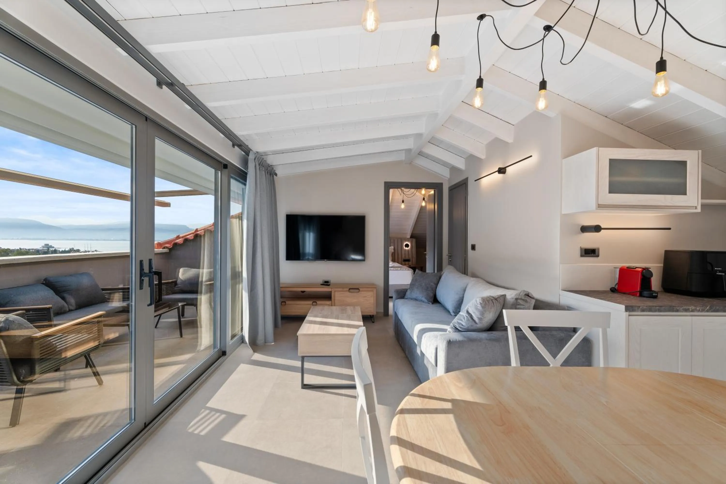 TV and multimedia in Ennea Muses Rooms and Suites