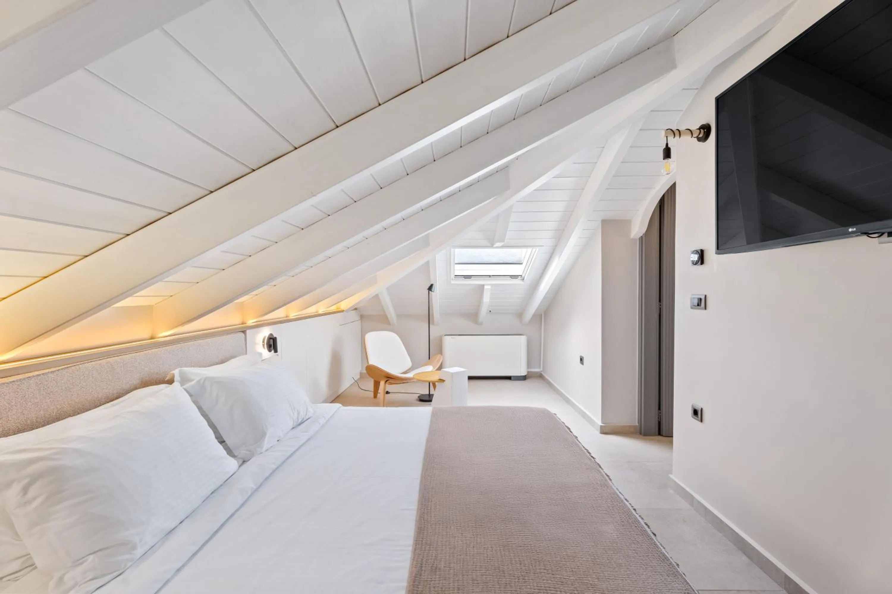 TV and multimedia, Bed in Ennea Muses Rooms and Suites