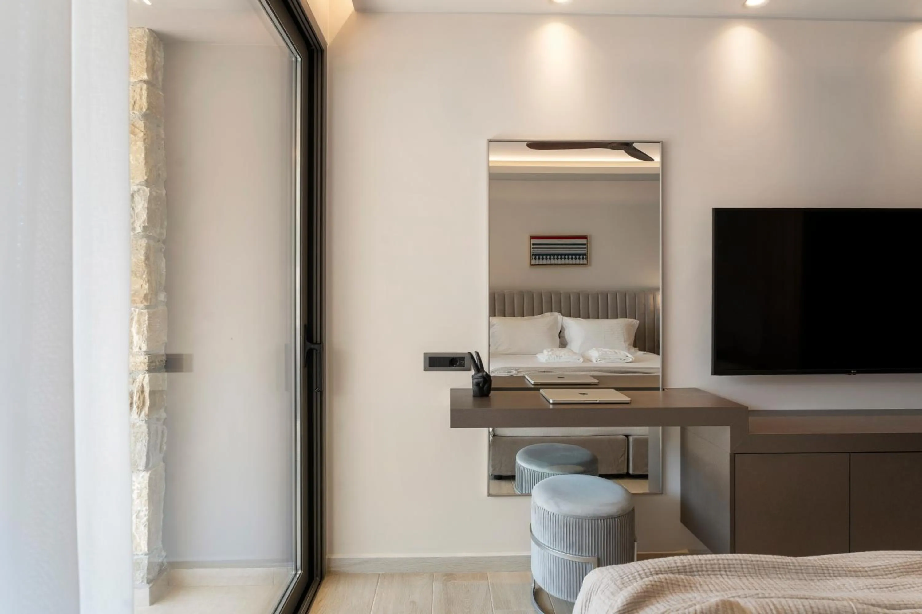 TV and multimedia in Ennea Muses Rooms and Suites