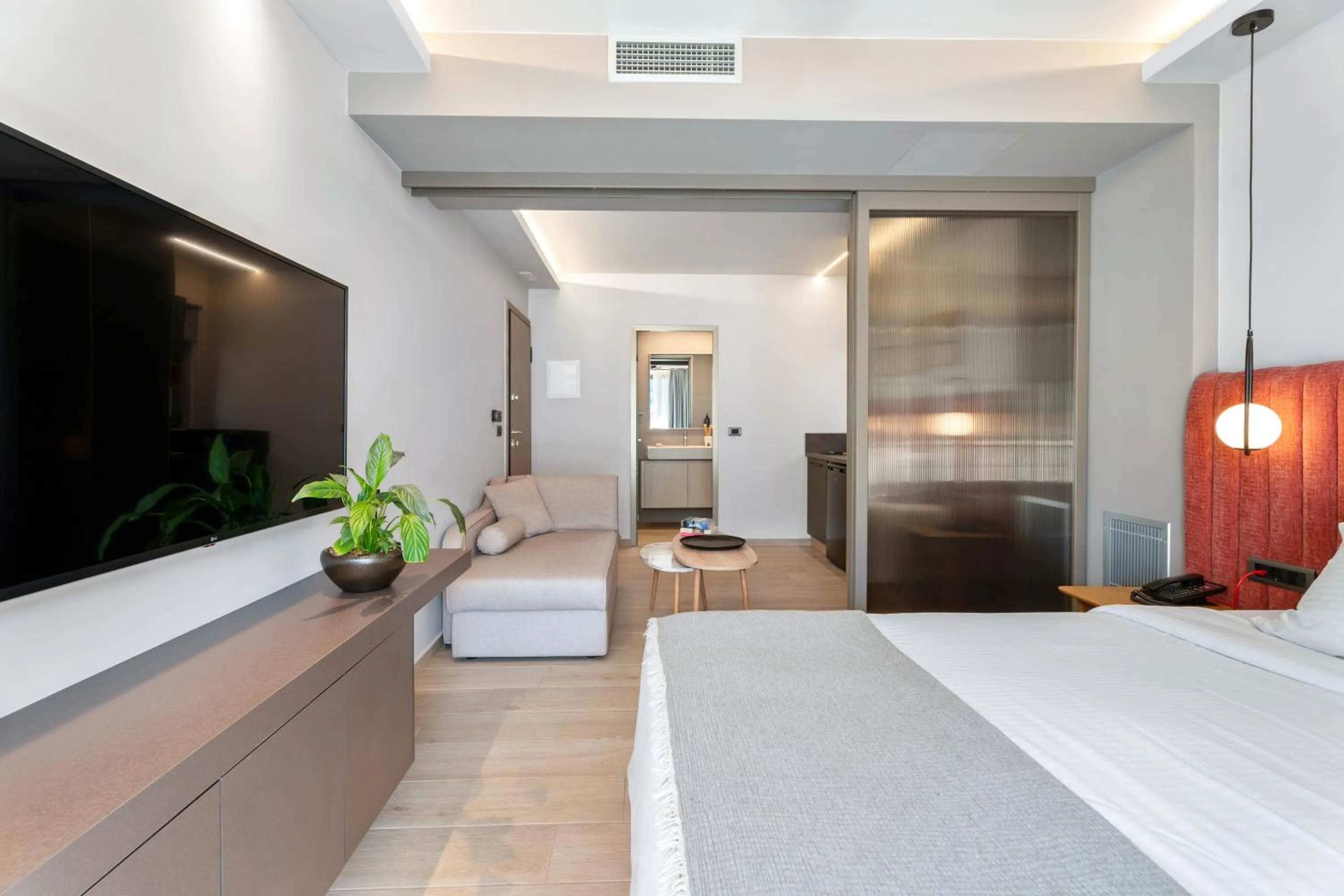 TV and multimedia, Bed in Ennea Muses Rooms and Suites