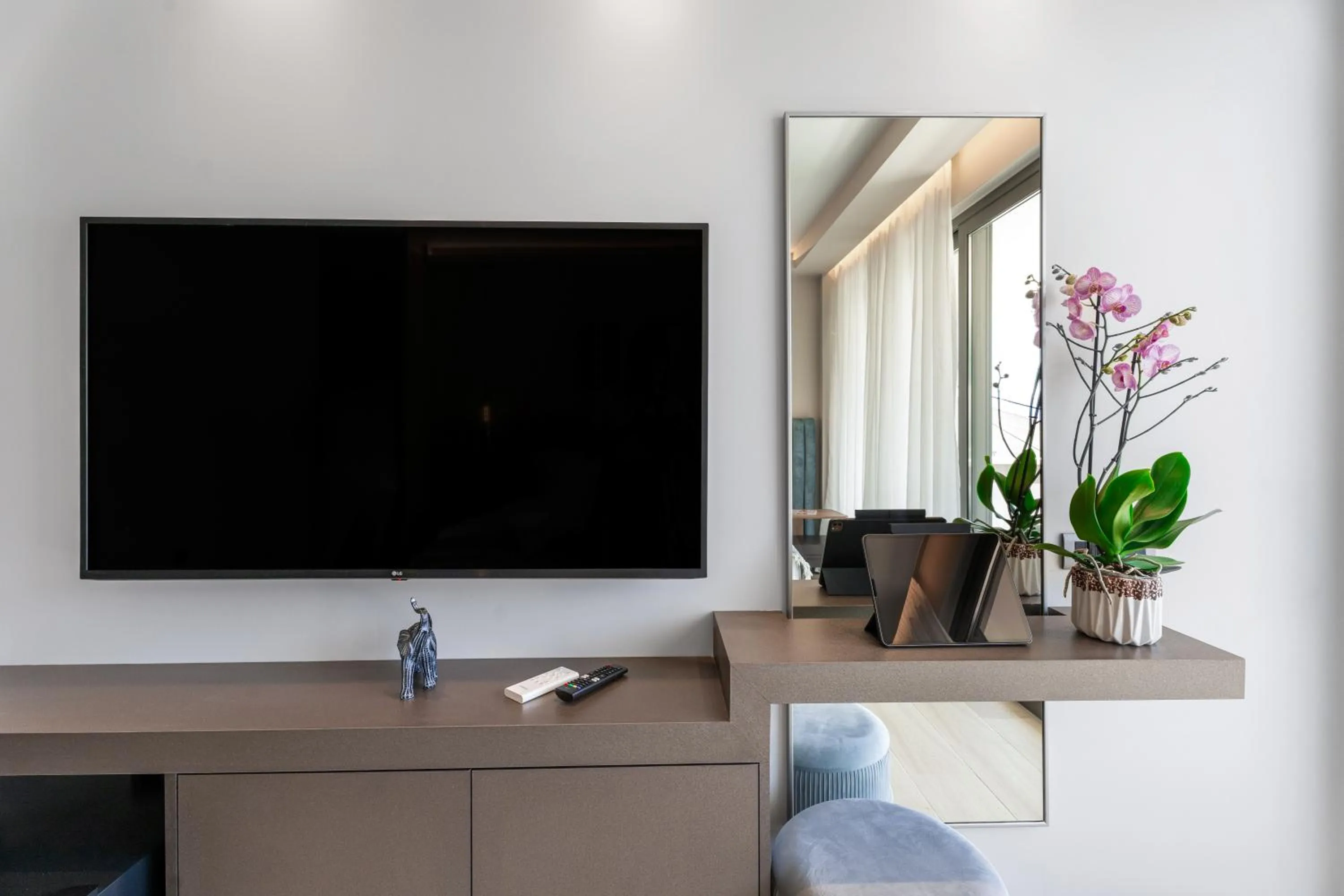 TV and multimedia in Ennea Muses Rooms and Suites
