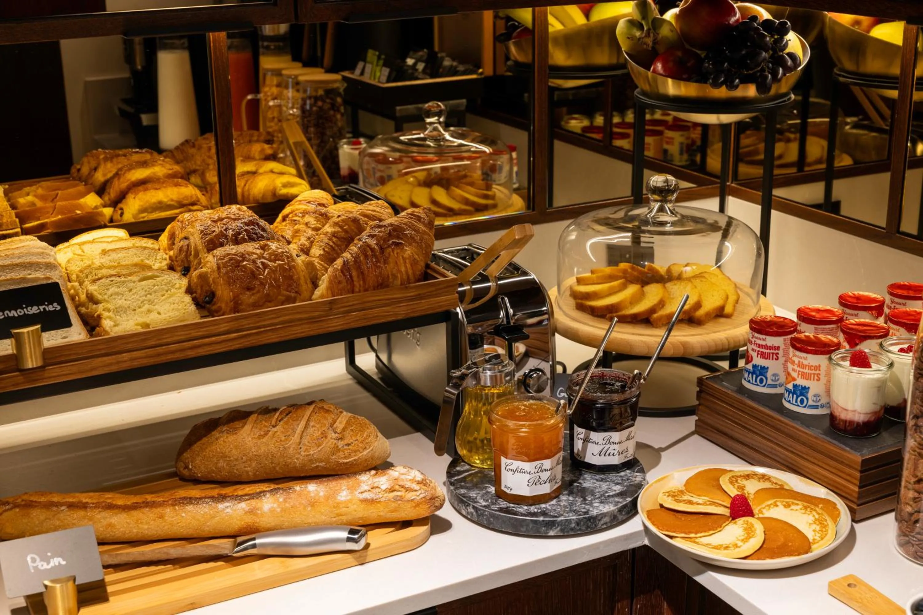 Buffet breakfast in Hôtel Gabbie