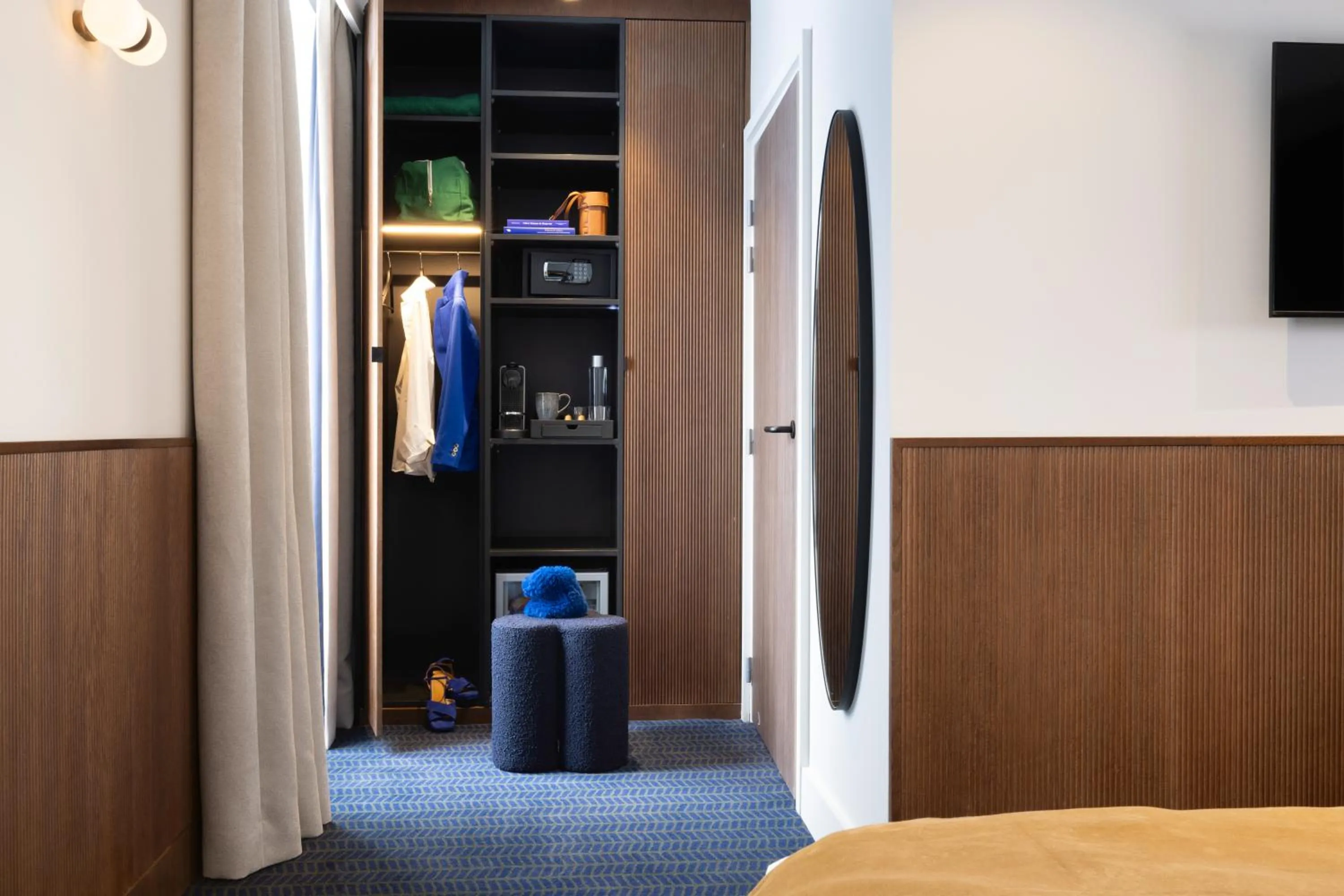 TV and multimedia, Bed in Hôtel Gabbie