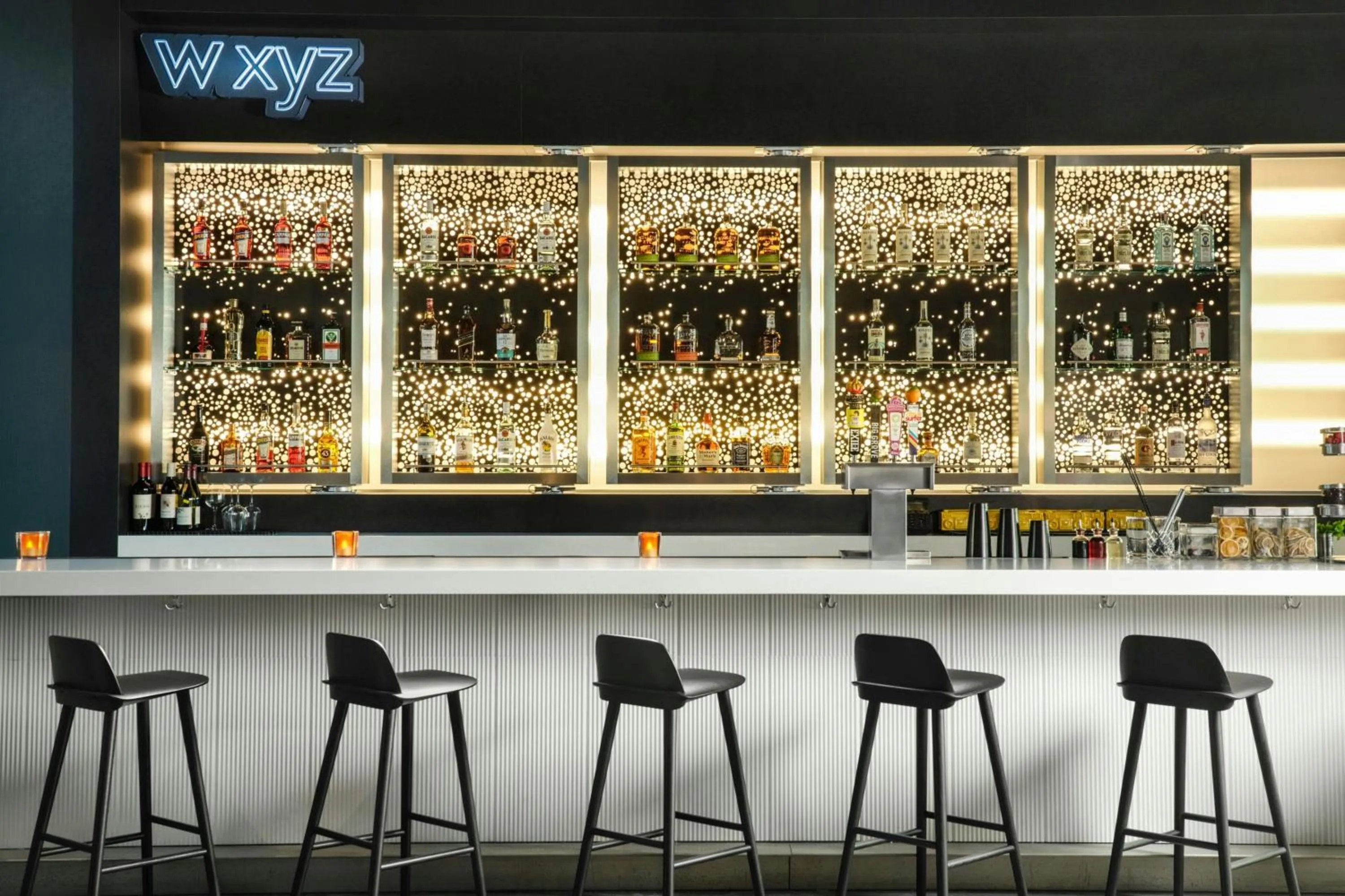 Lounge or bar in Aloft Waukee