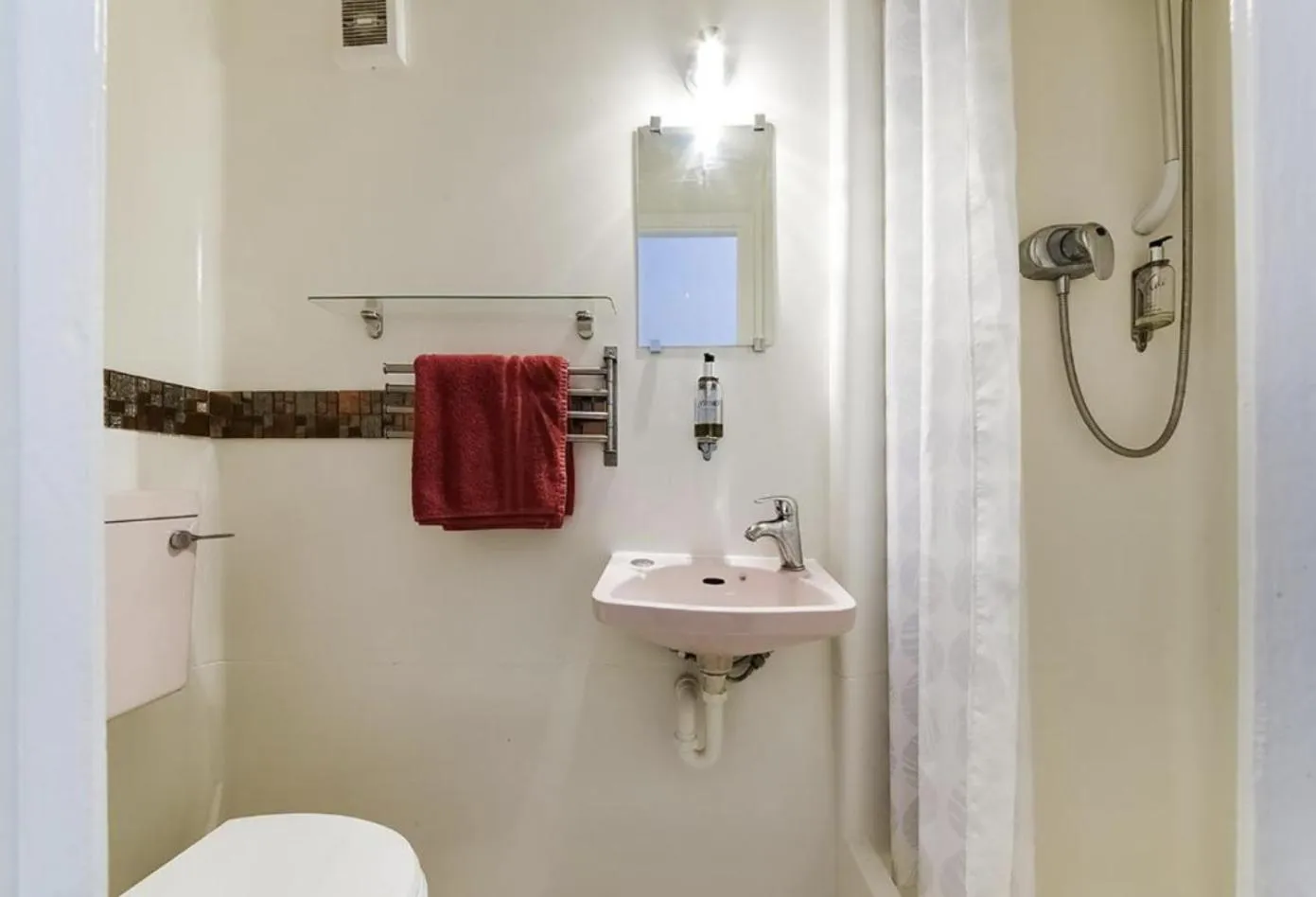 Bathroom in Boston Court Hotel