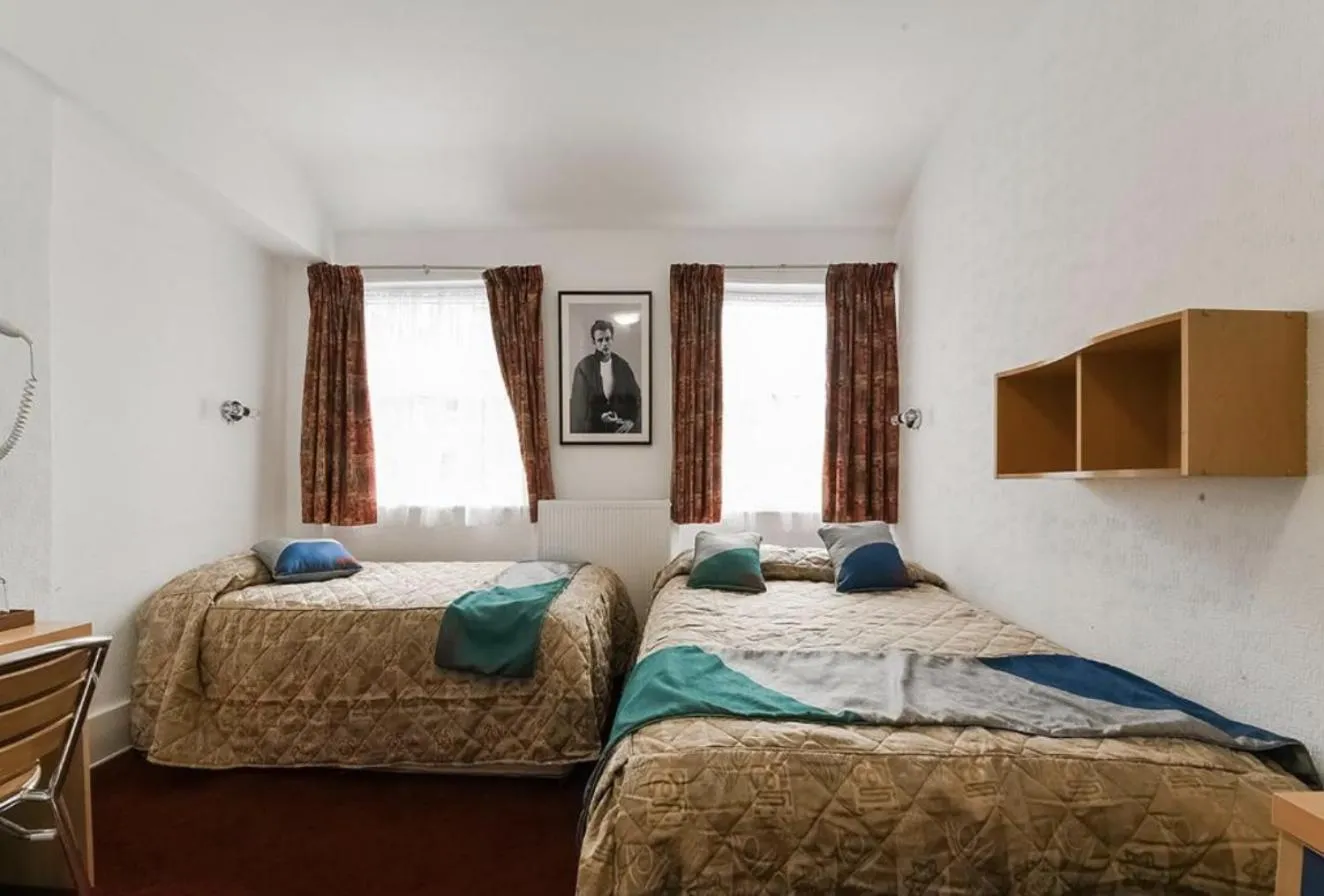 Bedroom, Bed in Boston Court Hotel