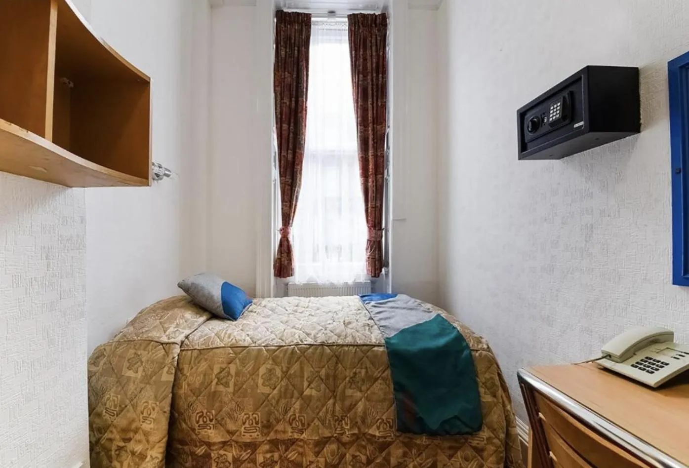 Bedroom, Bed in Boston Court Hotel