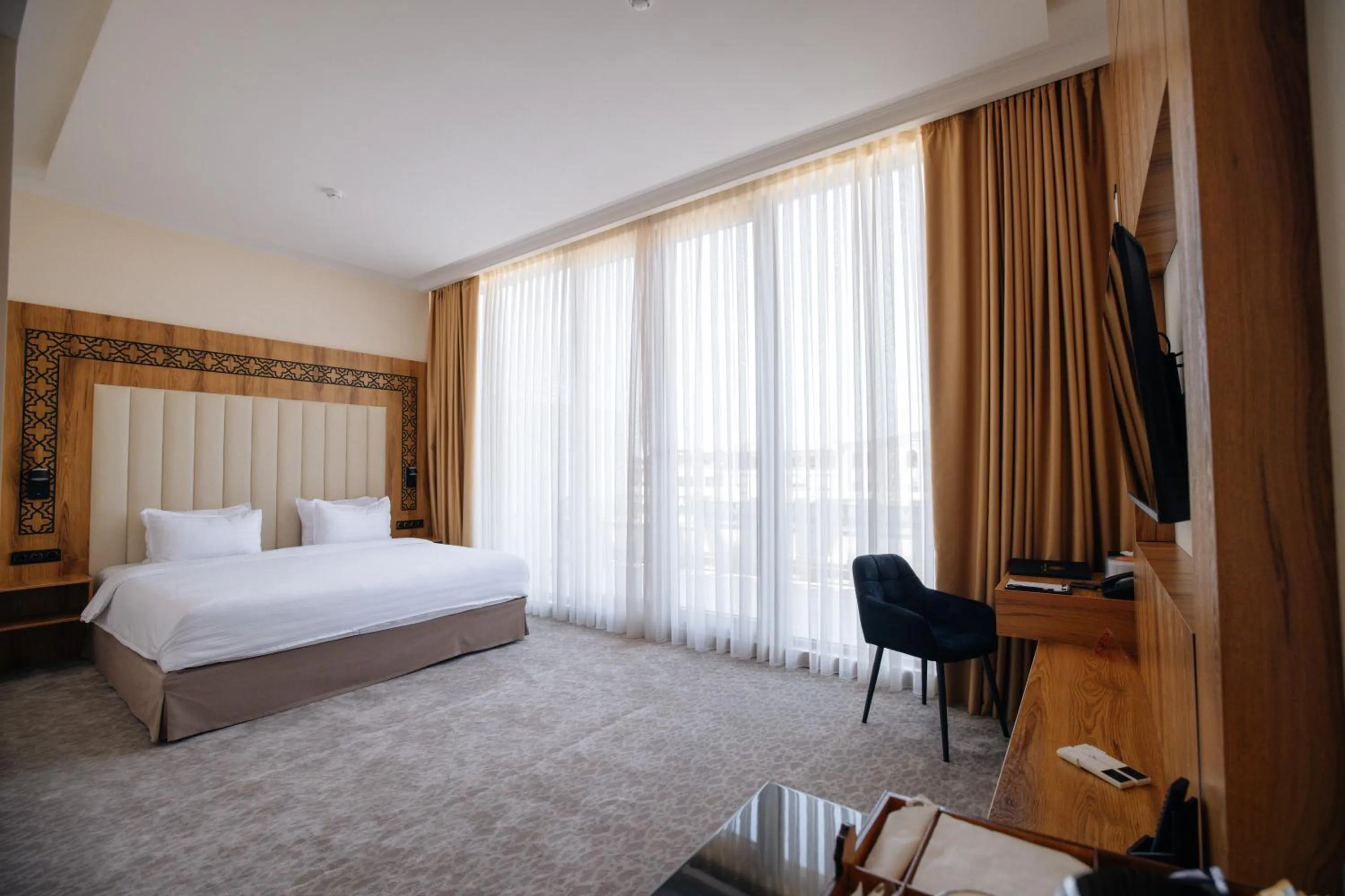 Photo of the whole room, Bed in Kohinur Plaza