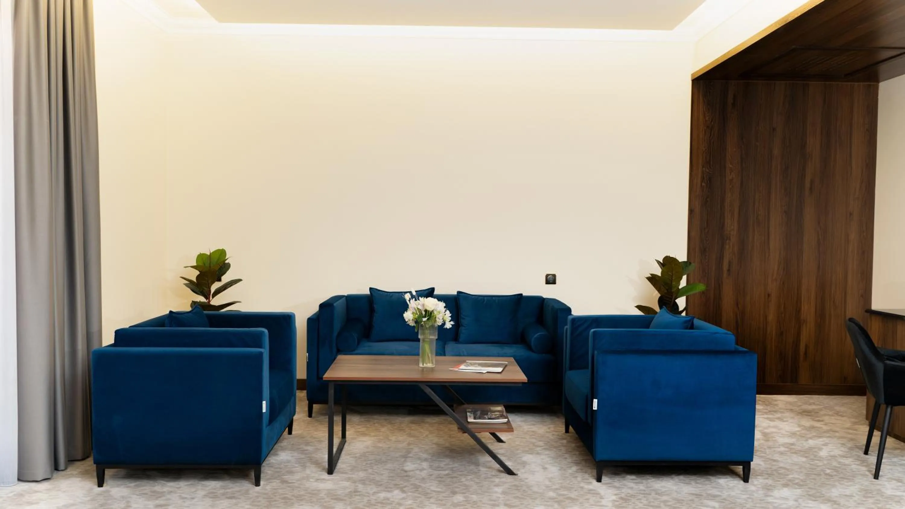 Seating area in Kohinur Plaza