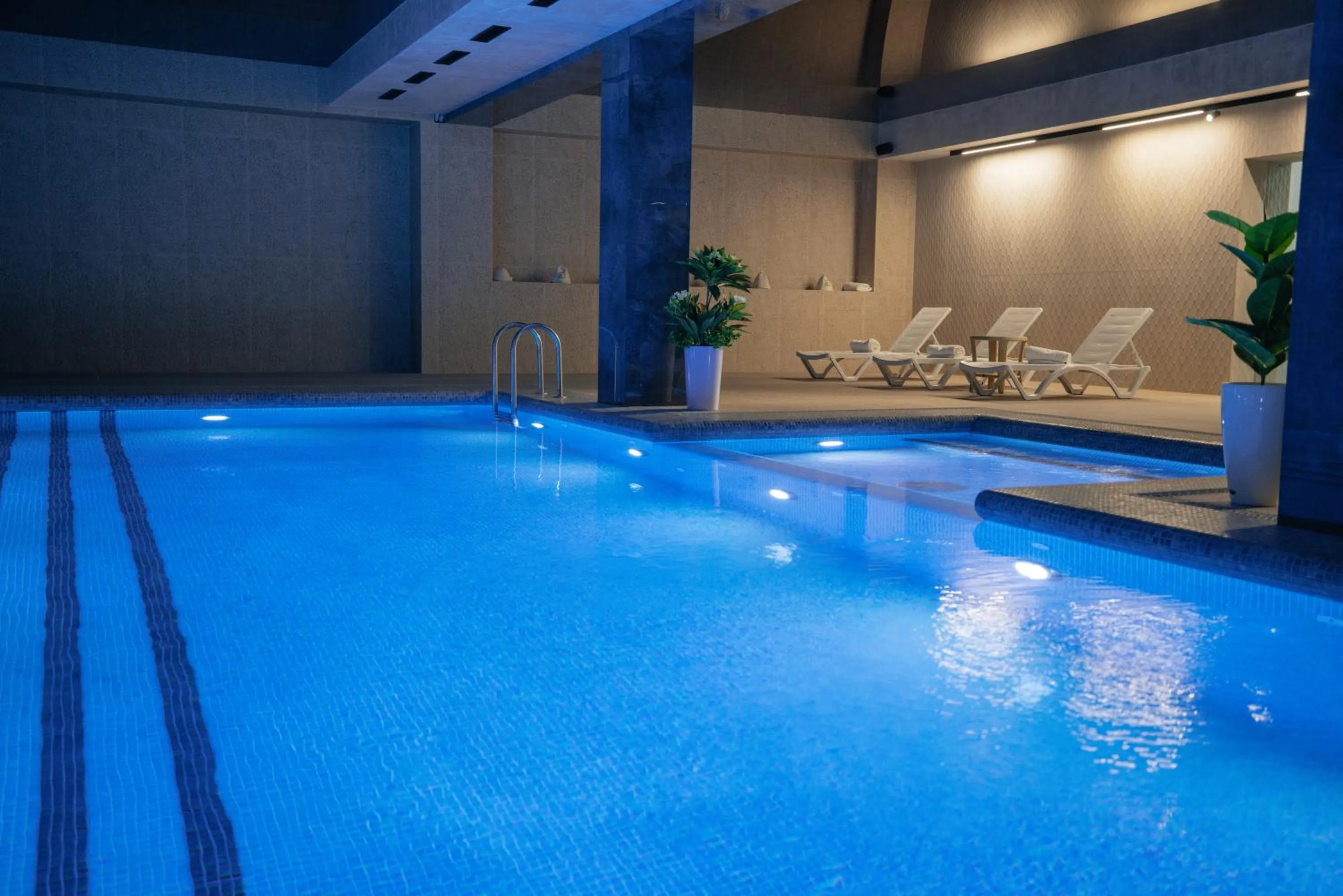 Swimming pool in Kohinur Plaza