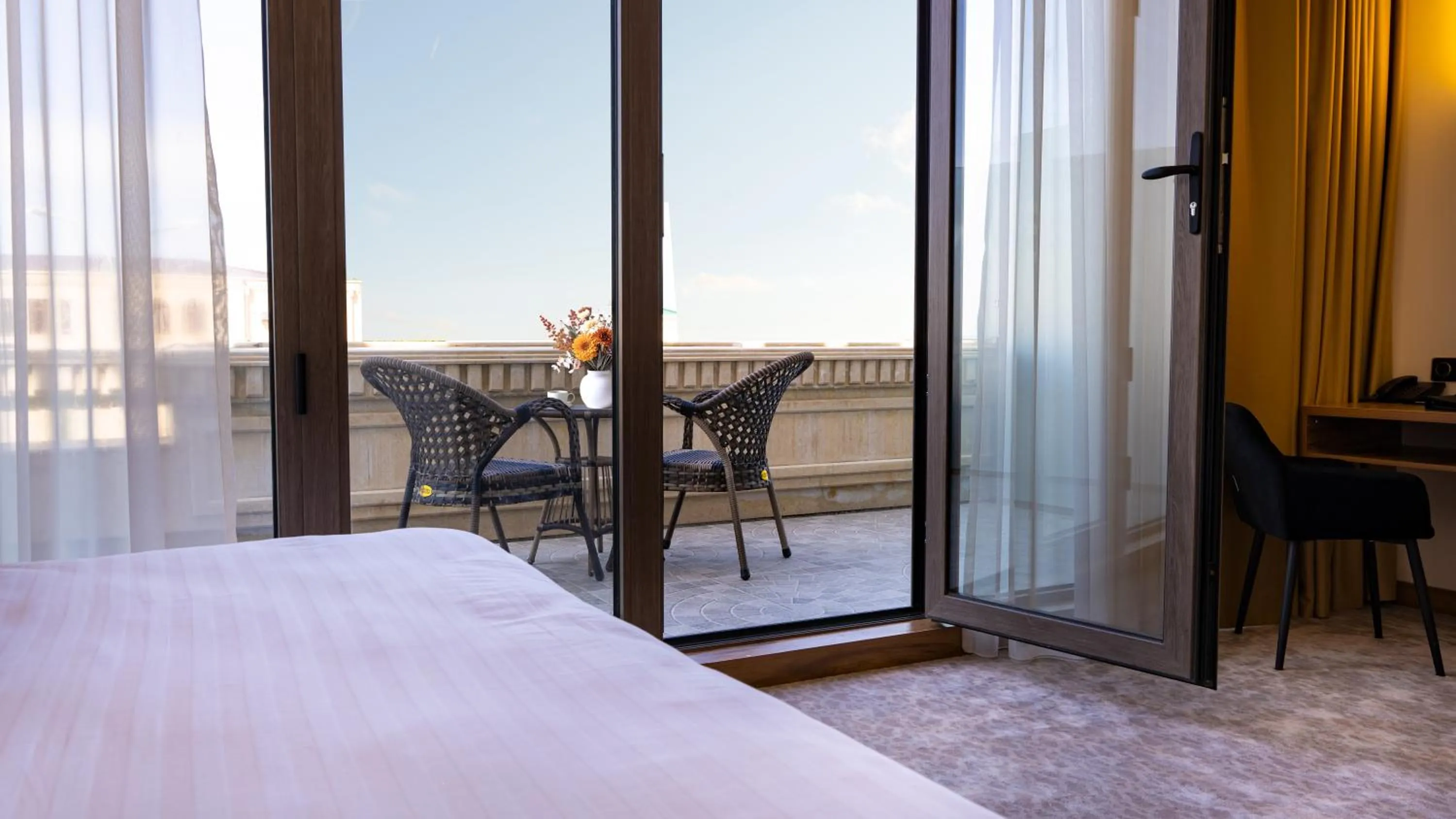 Balcony/Terrace, Bed in Kohinur Plaza