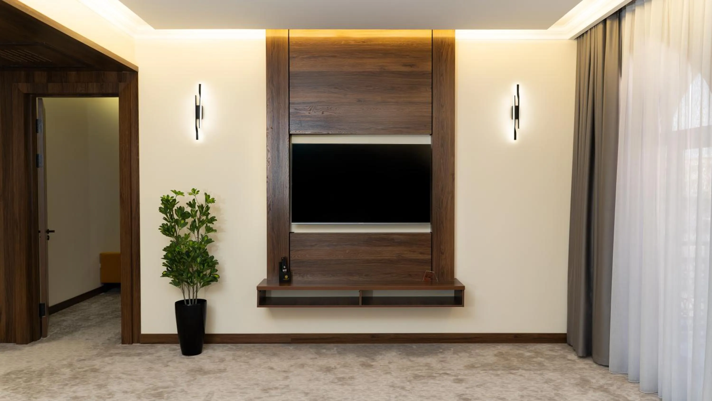 Communal lounge/ TV room in Kohinur Plaza