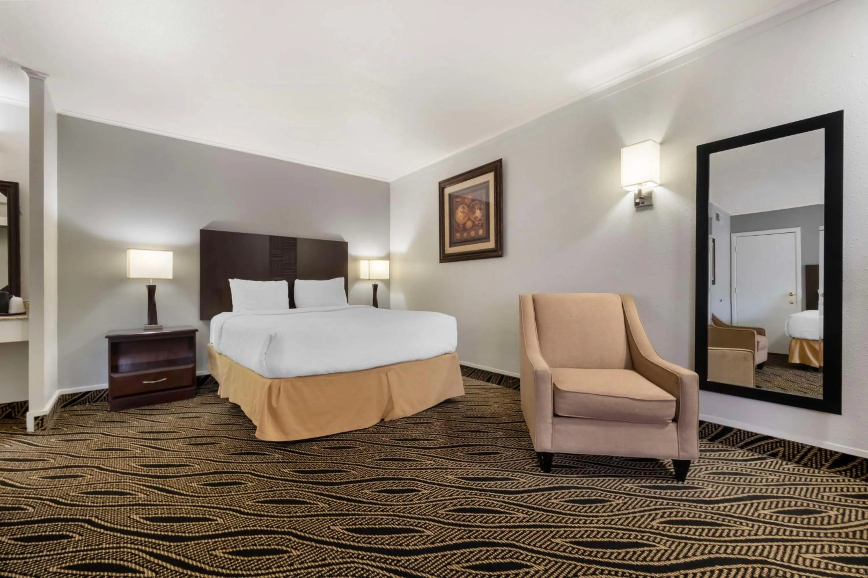 Bedroom, Bed in Best Western Red Carpet Inn