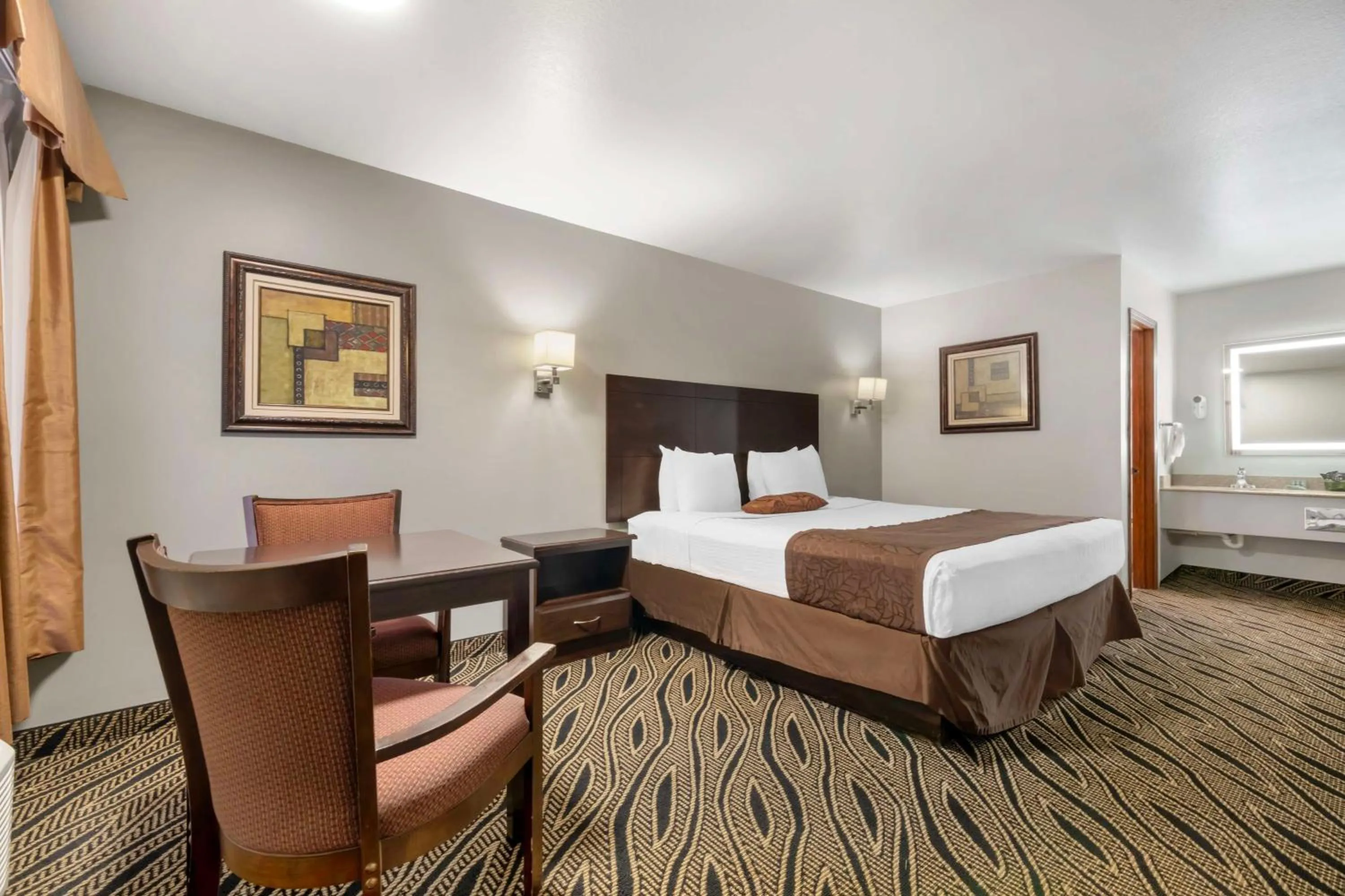 Bedroom, Bed in Best Western Red Carpet Inn