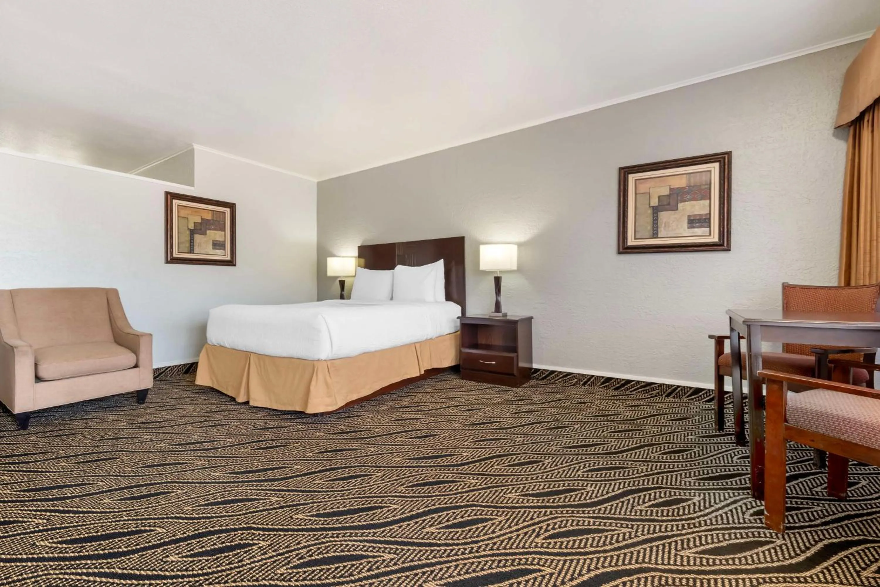 Bedroom, Bed in Best Western Red Carpet Inn