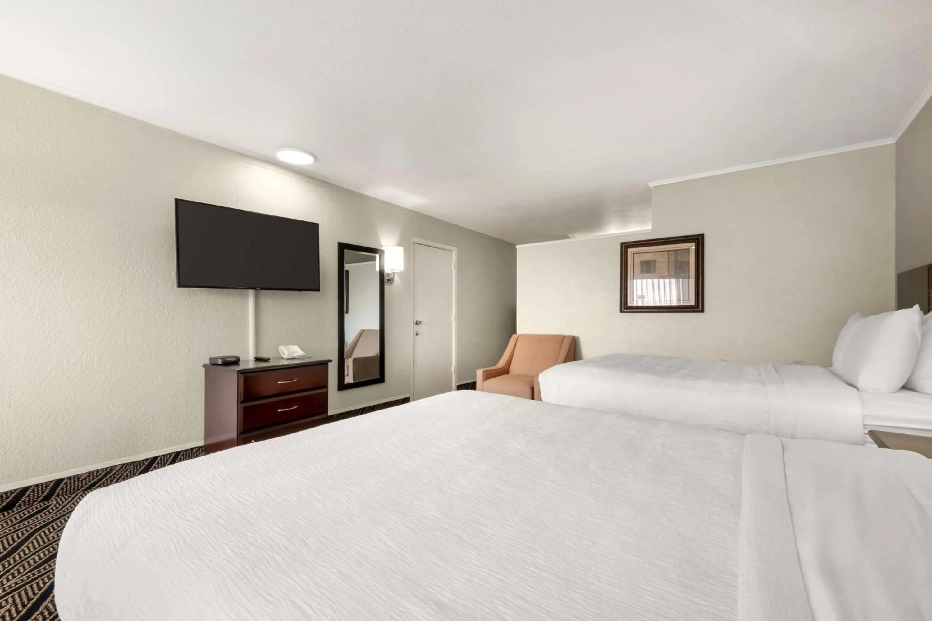 Bedroom, Bed in Best Western Red Carpet Inn