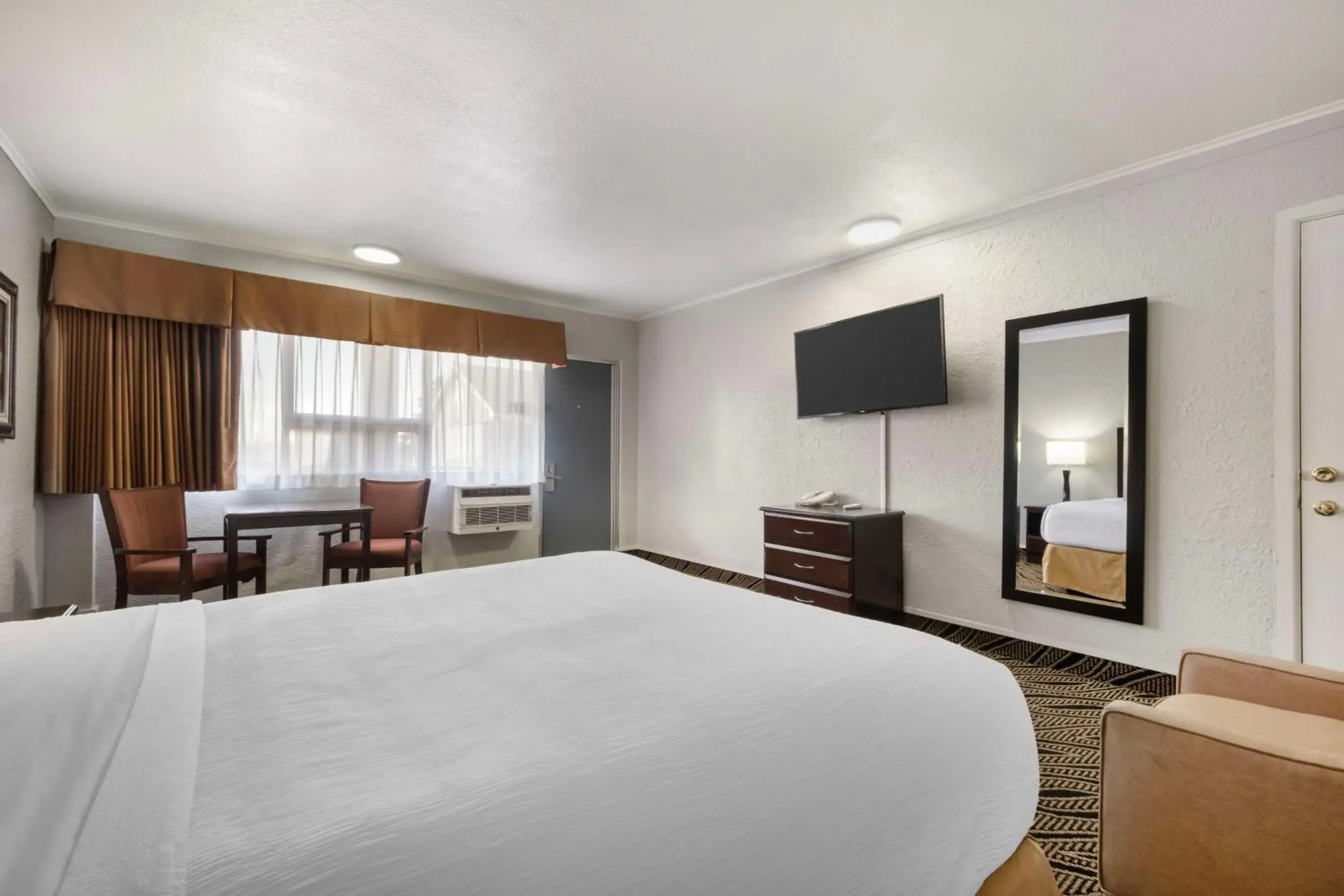 Queen Room - Smoking in Best Western Red Carpet Inn Queen Room - Smoking in Best Western Red Carpet Inn