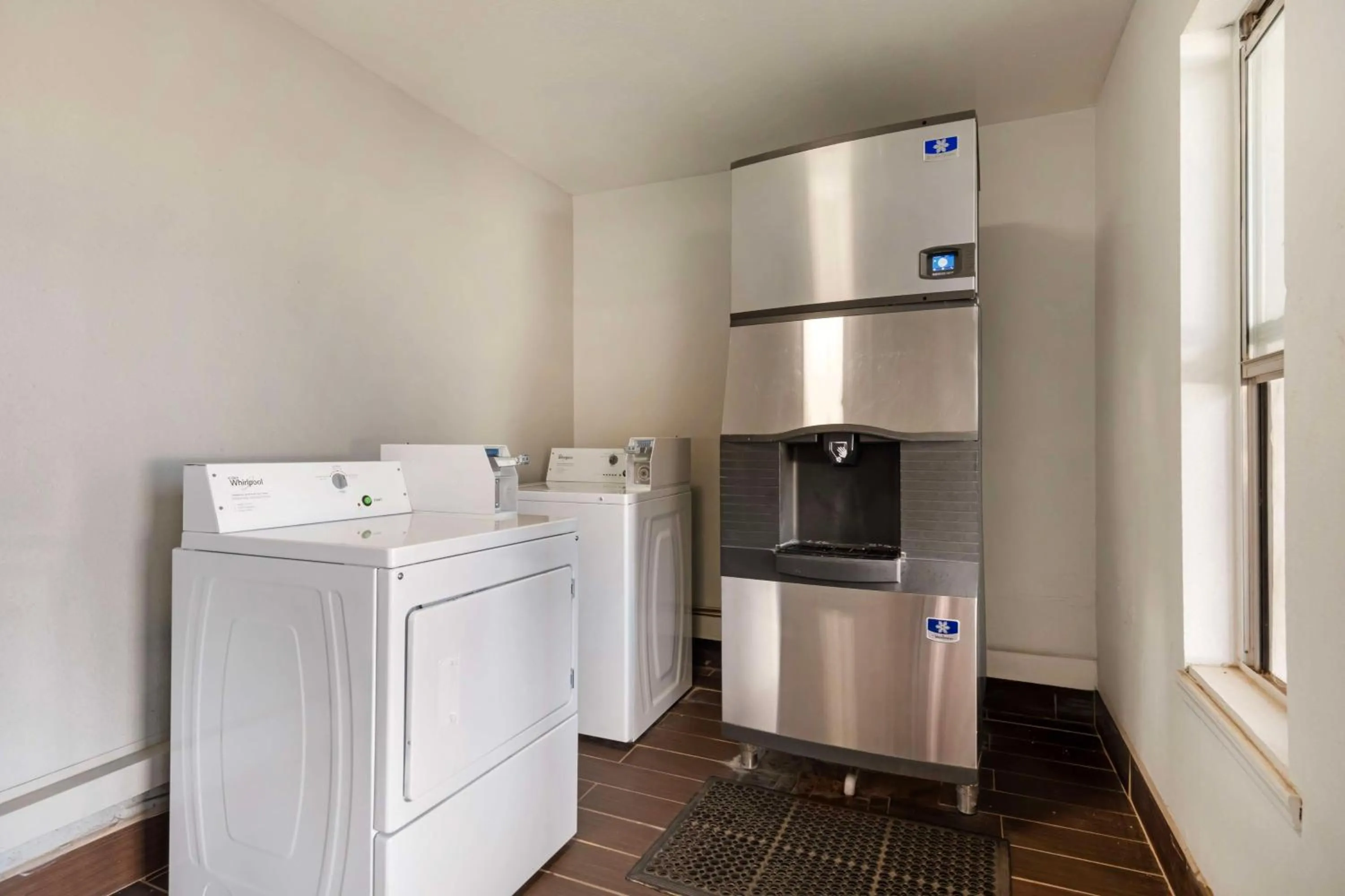 laundry in Best Western Red Carpet Inn