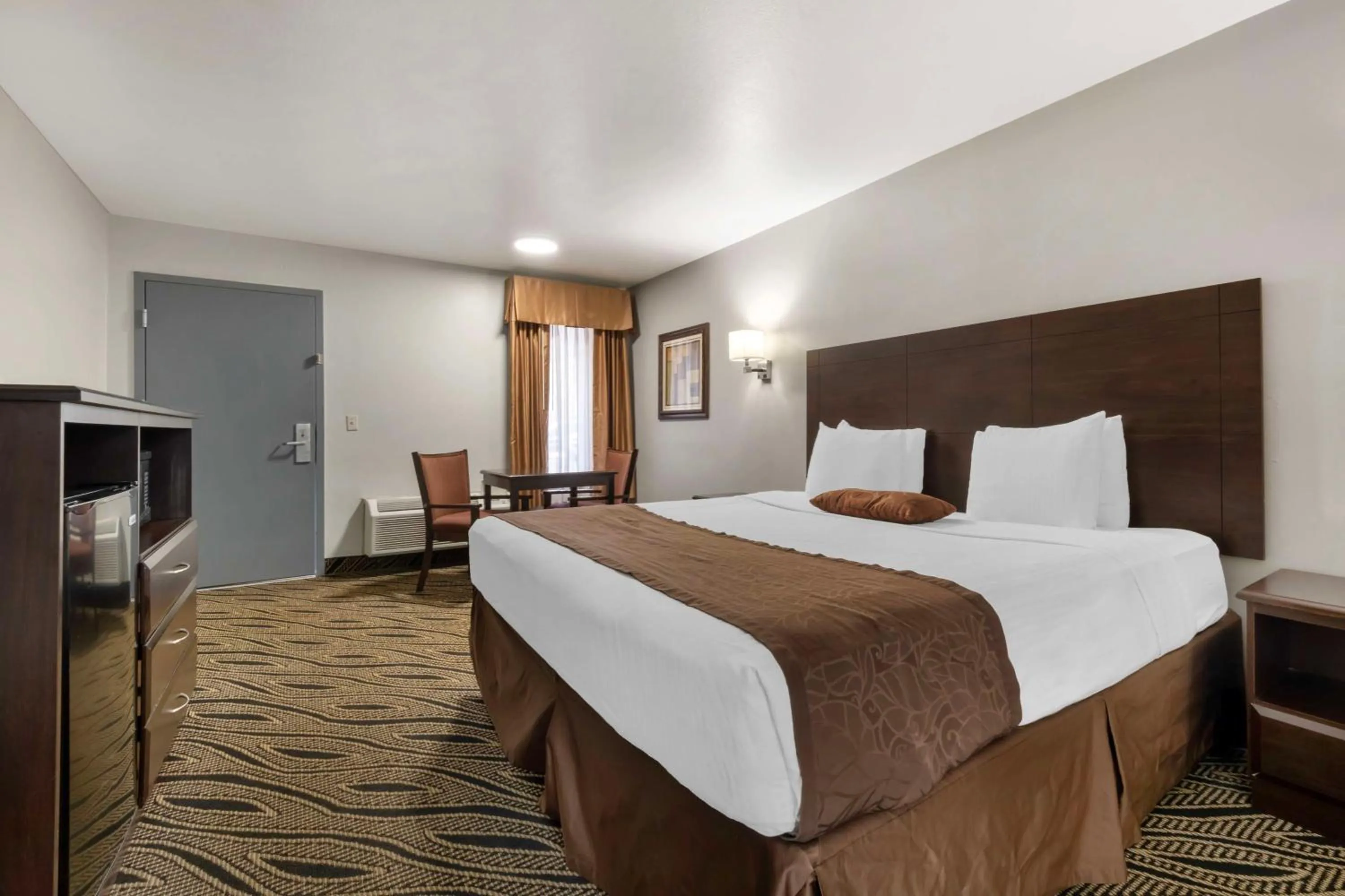 Bedroom, Bed in Best Western Red Carpet Inn