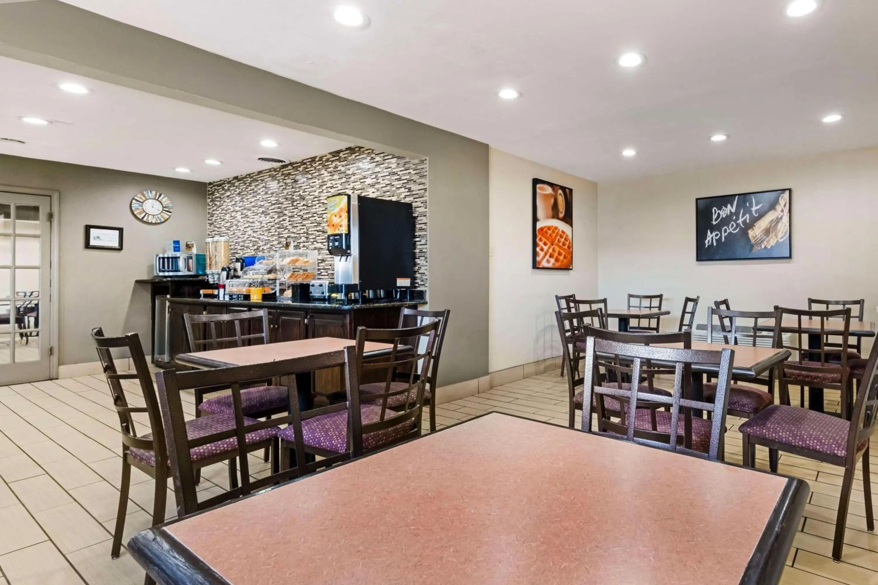 Breakfast in Best Western Red Carpet Inn