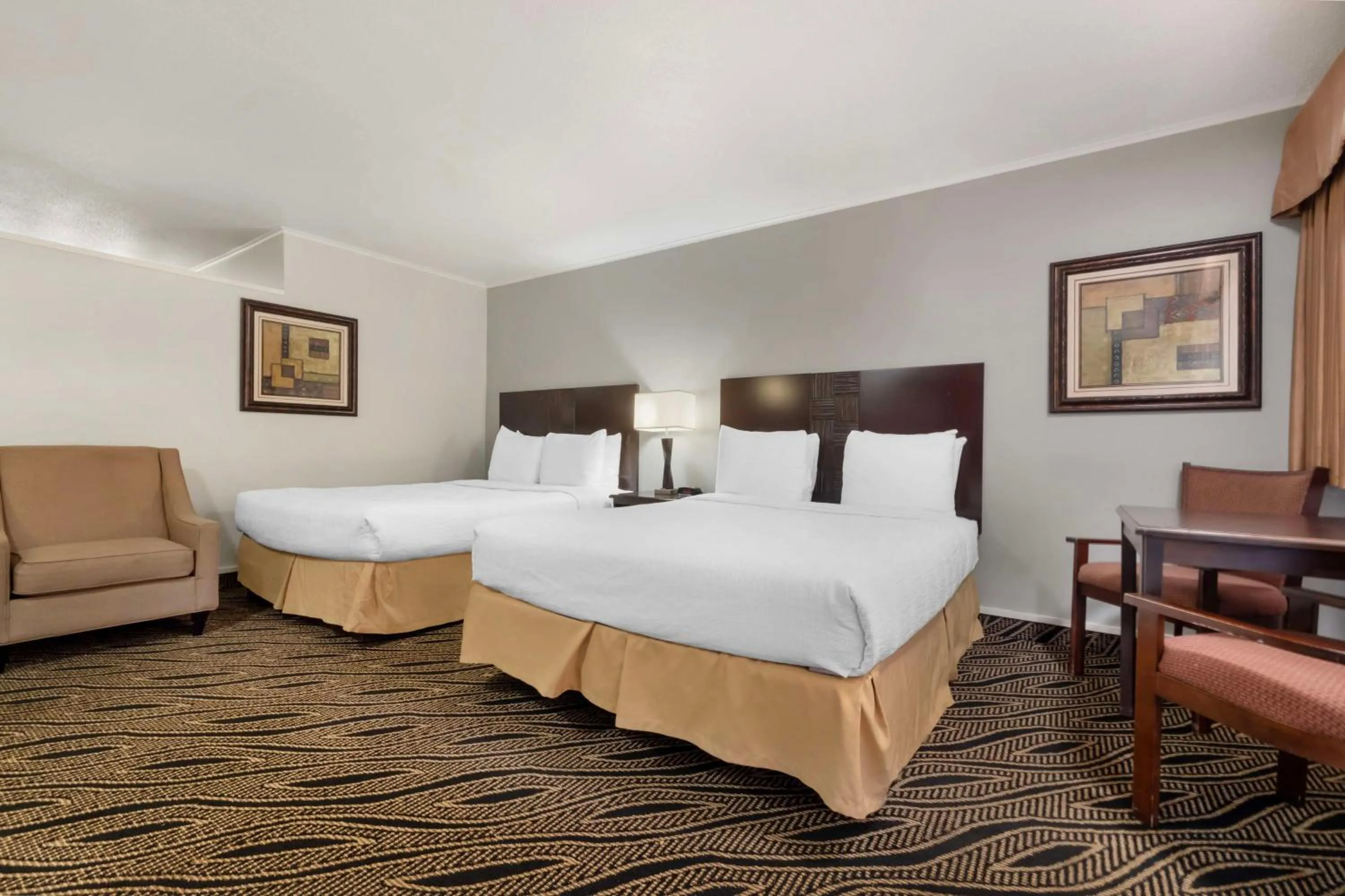 Bedroom, Bed in Best Western Red Carpet Inn