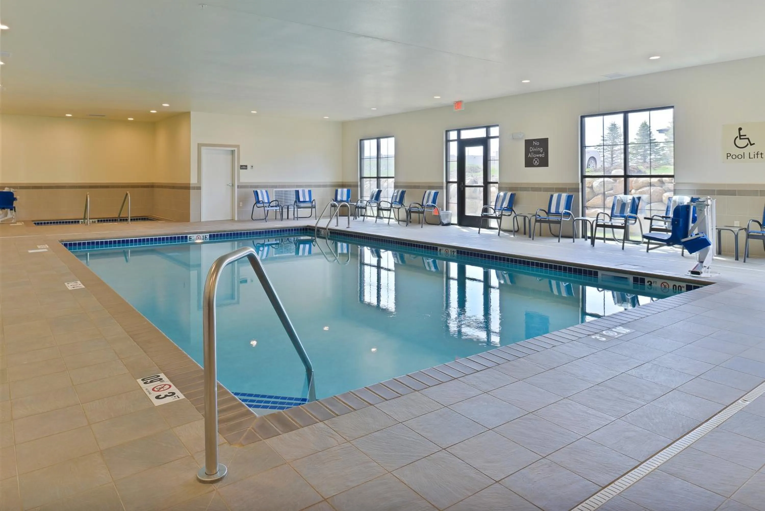 Swimming pool in Comfort Inn & Suites West - Medical Center